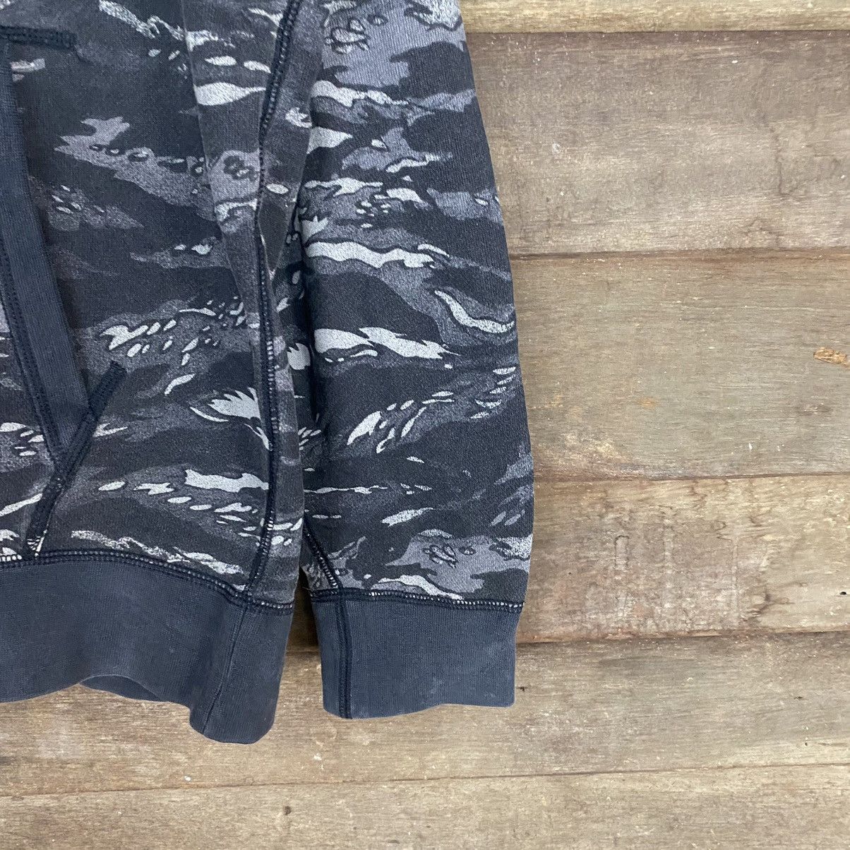 Nike Nike camo sweater Hoodies #3684 Size US L / EU 52-54 / 3 - 4 Thumbnail