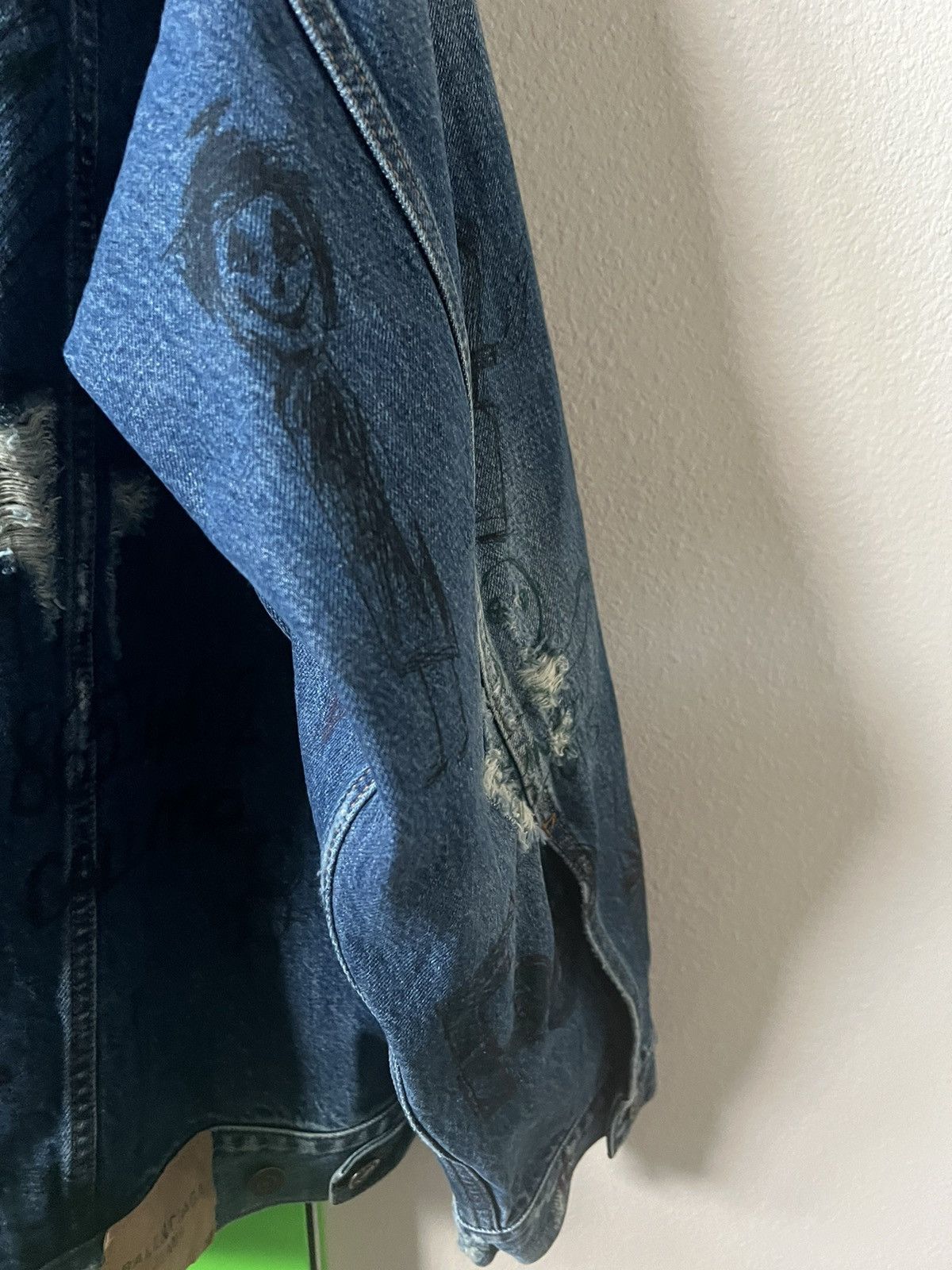 Balenciaga Balenciaga Distressed Scribble Denim Jacket Size US L / EU 52-54 / 3 - 14 Thumbnail