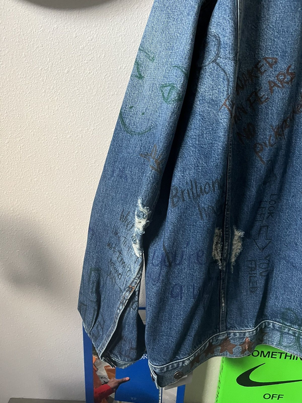 Balenciaga Balenciaga Distressed Scribble Denim Jacket Size US L / EU 52-54 / 3 - 10 Thumbnail