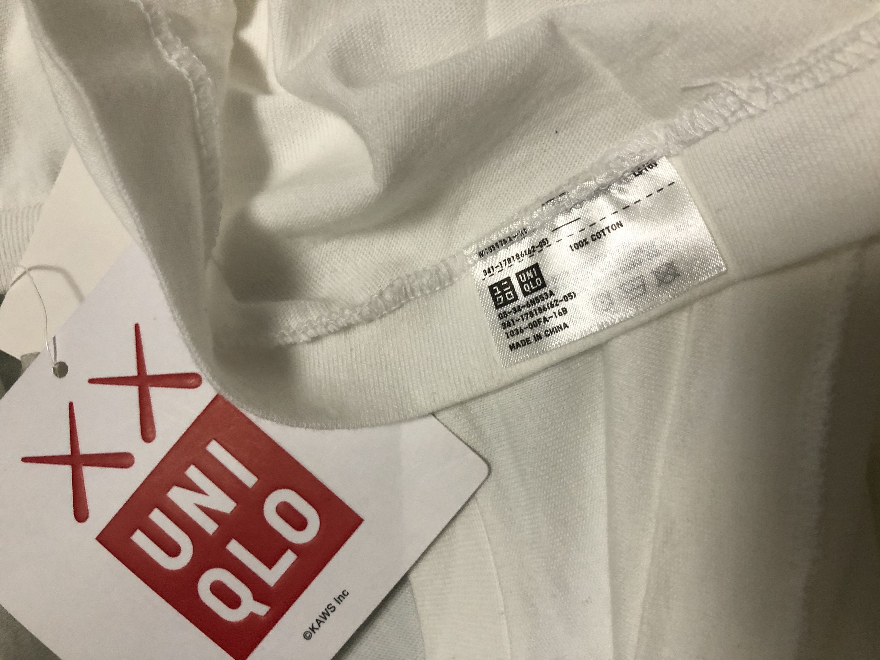 Kaws × Uniqlo KAWS x Uniqlo UT 2016 Spring/Summer Collection - Hands Size US L / EU 52-54 / 3 - 5 Thumbnail