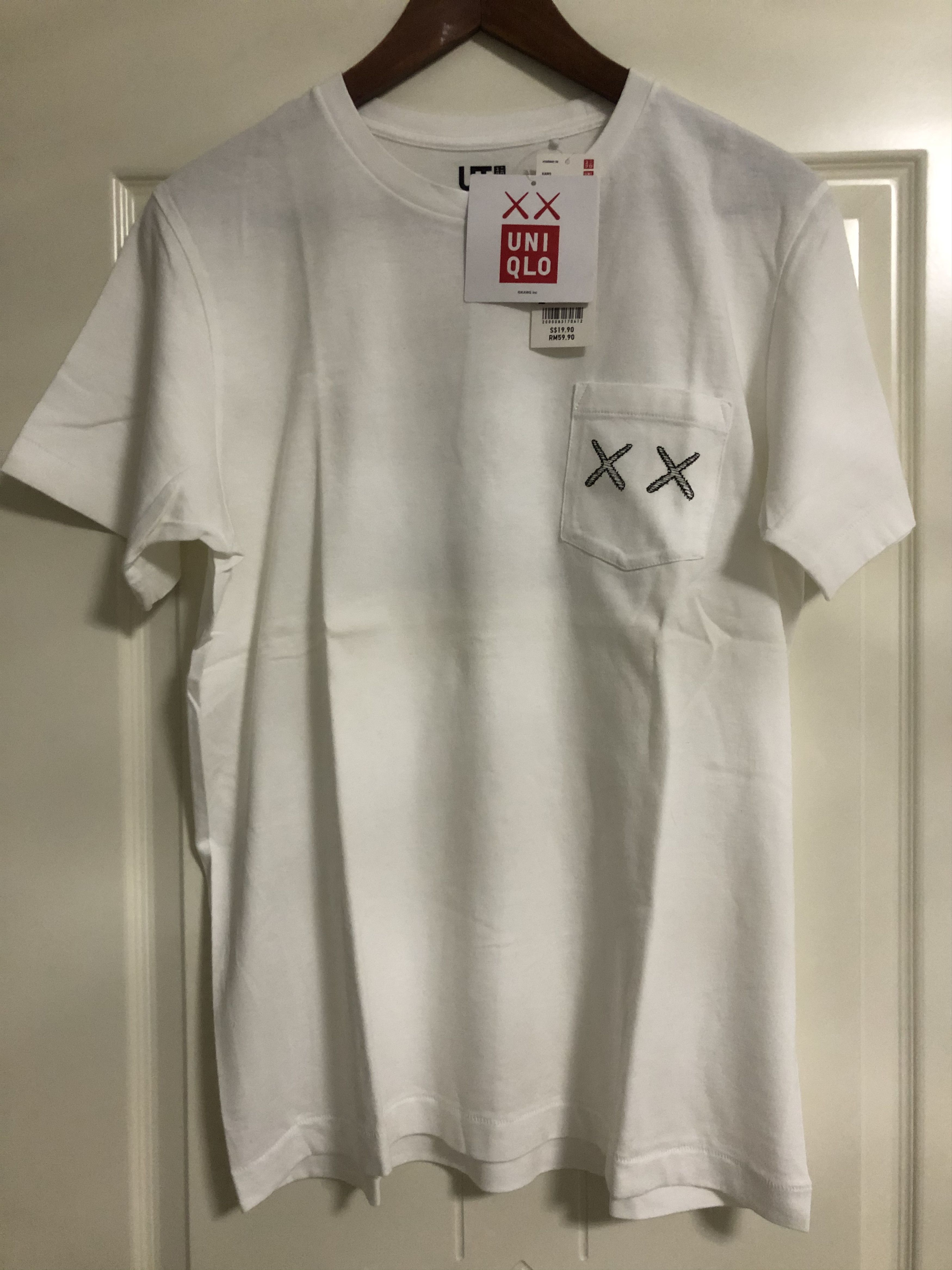 Kaws × Uniqlo KAWS x Uniqlo UT 2016 Spring/Summer Collection - Hands Size US L / EU 52-54 / 3 - 1 Thumbnail