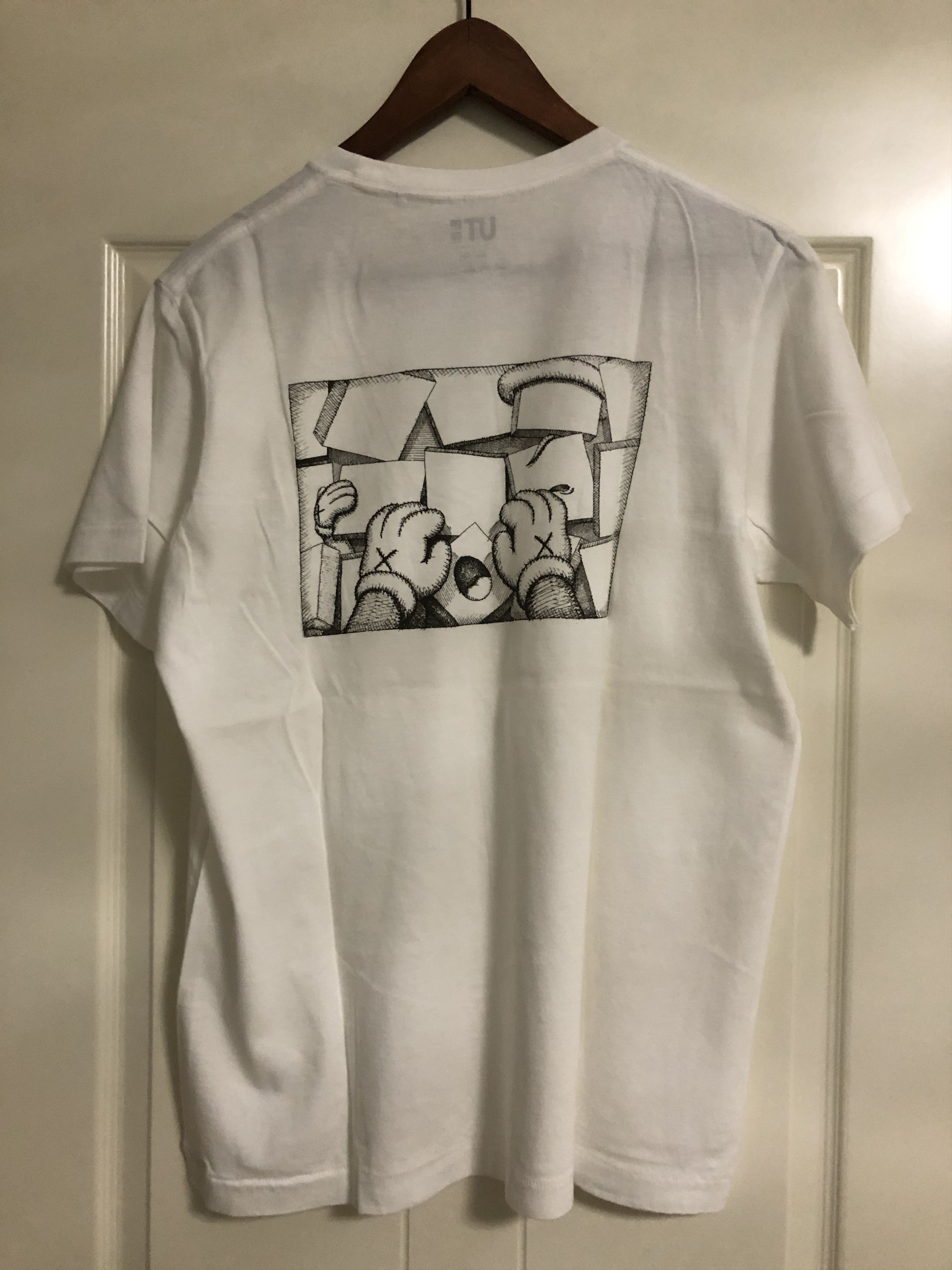 Kaws × Uniqlo KAWS x Uniqlo UT 2016 Spring/Summer Collection - Hands Size US L / EU 52-54 / 3 - 2 Thumbnail