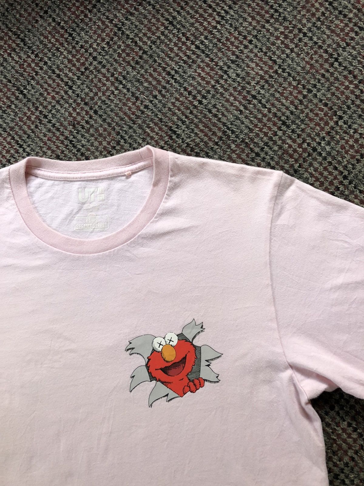 Kaws KAWS X UNIQLO X SESAME STREET ELMO SHIRT Size US M / EU 48-50 / 2 - 1 Thumbnail