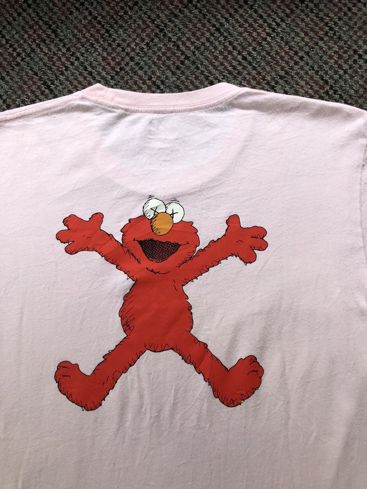 Kaws KAWS X UNIQLO X SESAME STREET ELMO SHIRT Size US M / EU 48-50 / 2 - 2 Thumbnail