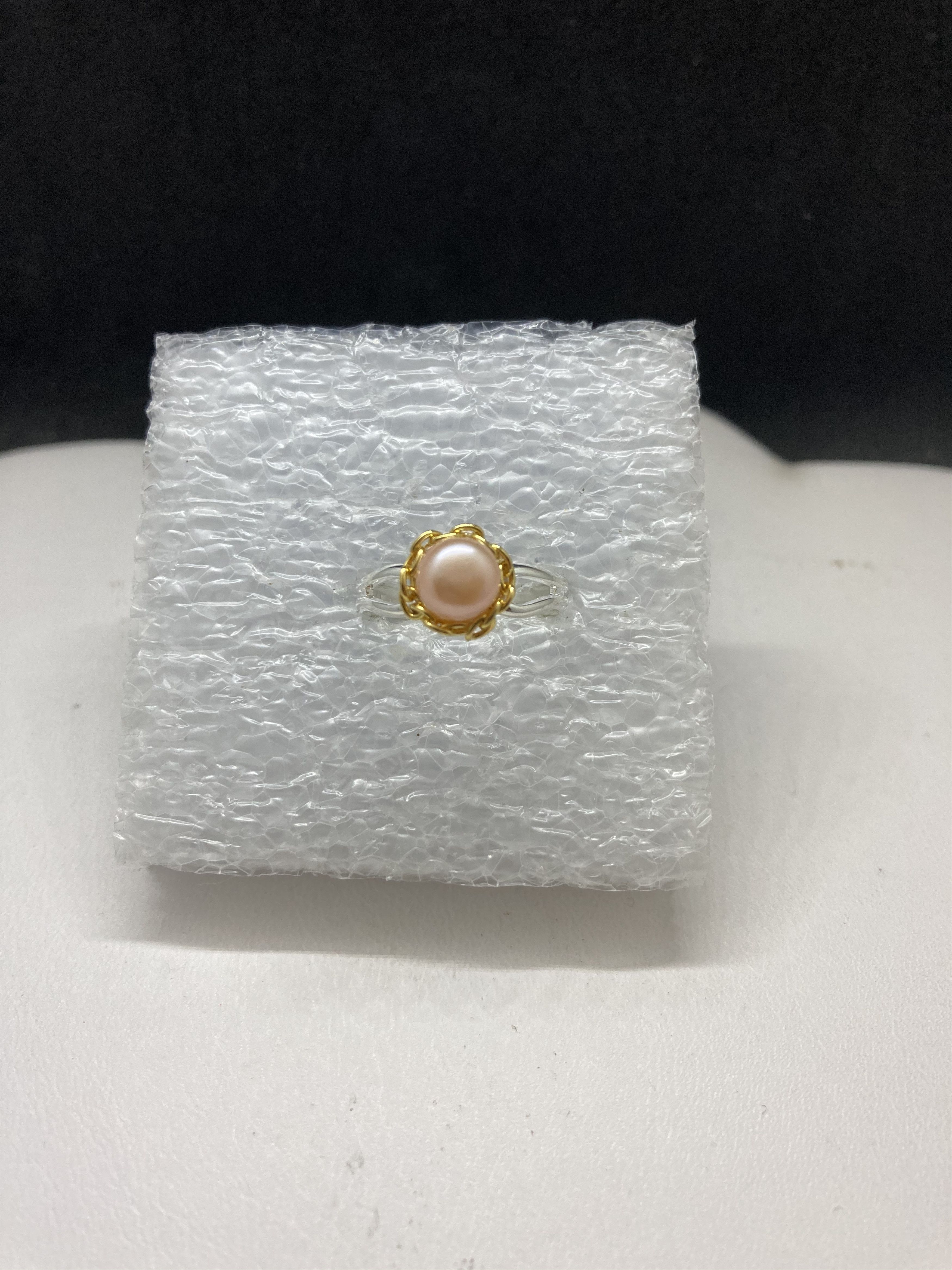 Handmade Cream pearl bead ring with gold chain - size 6 Size ONE SIZE - 1 Thumbnail