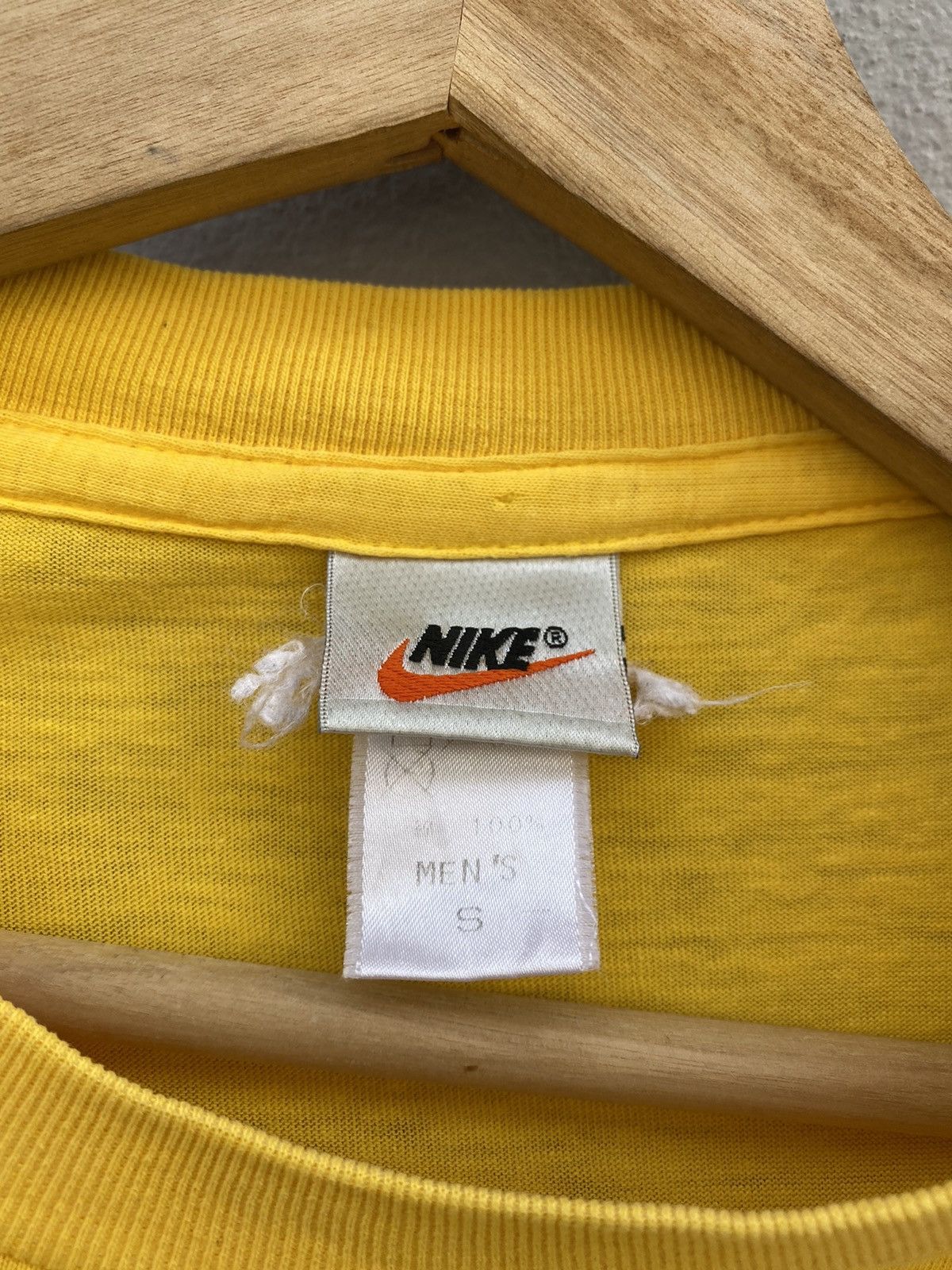 💥RARE💥Vintage 90s NIKE “P. L. A. Y.” Center Swoosh Event Tee