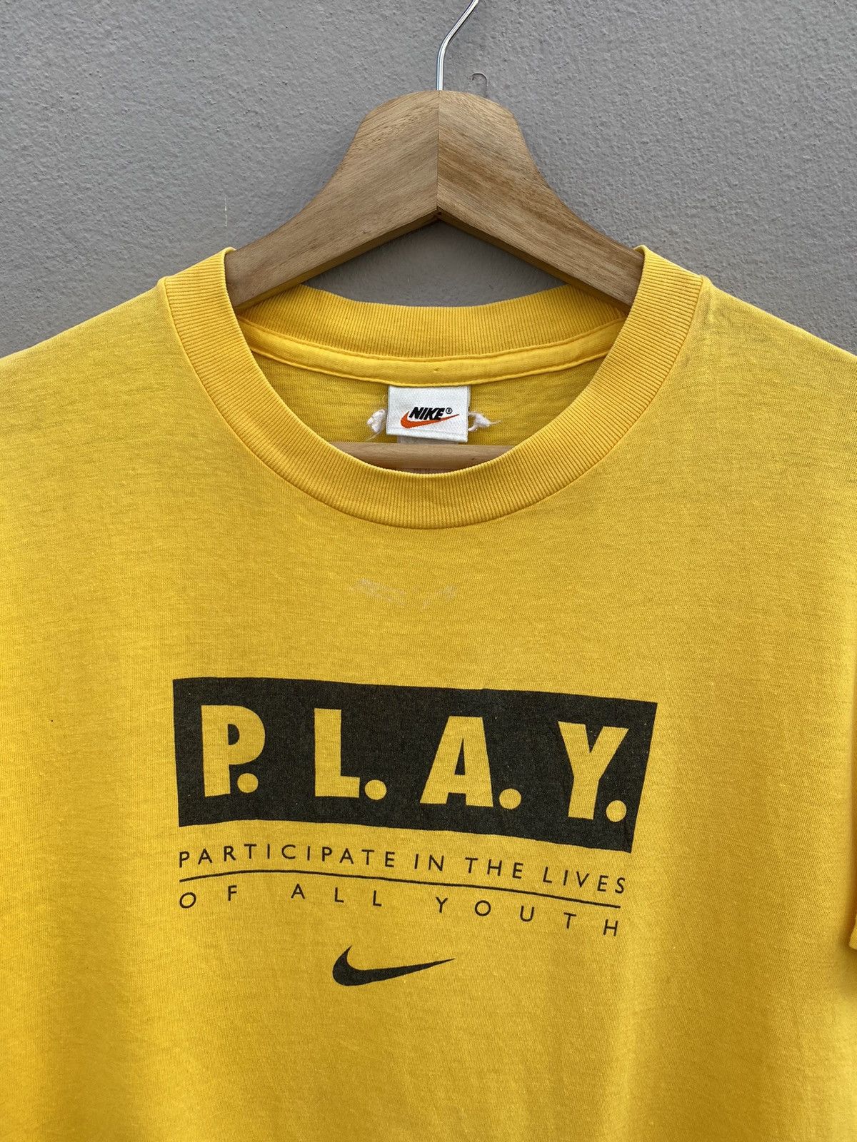 💥RARE💥Vintage 90s NIKE “P. L. A. Y.” Center Swoosh Event Tee