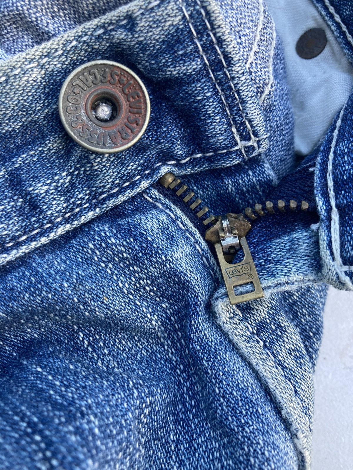 Levi's DISTRESSED 3 QUARTER LEVI’S CARPENTER Size US 29 - 13 Thumbnail