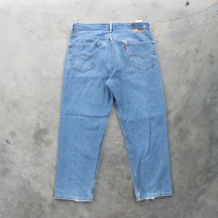 JNCO × Levi's × Vintage Vintage Levis Light Wash Distressed Jeans 35x30 Size US 35 - 2 Thumbnail