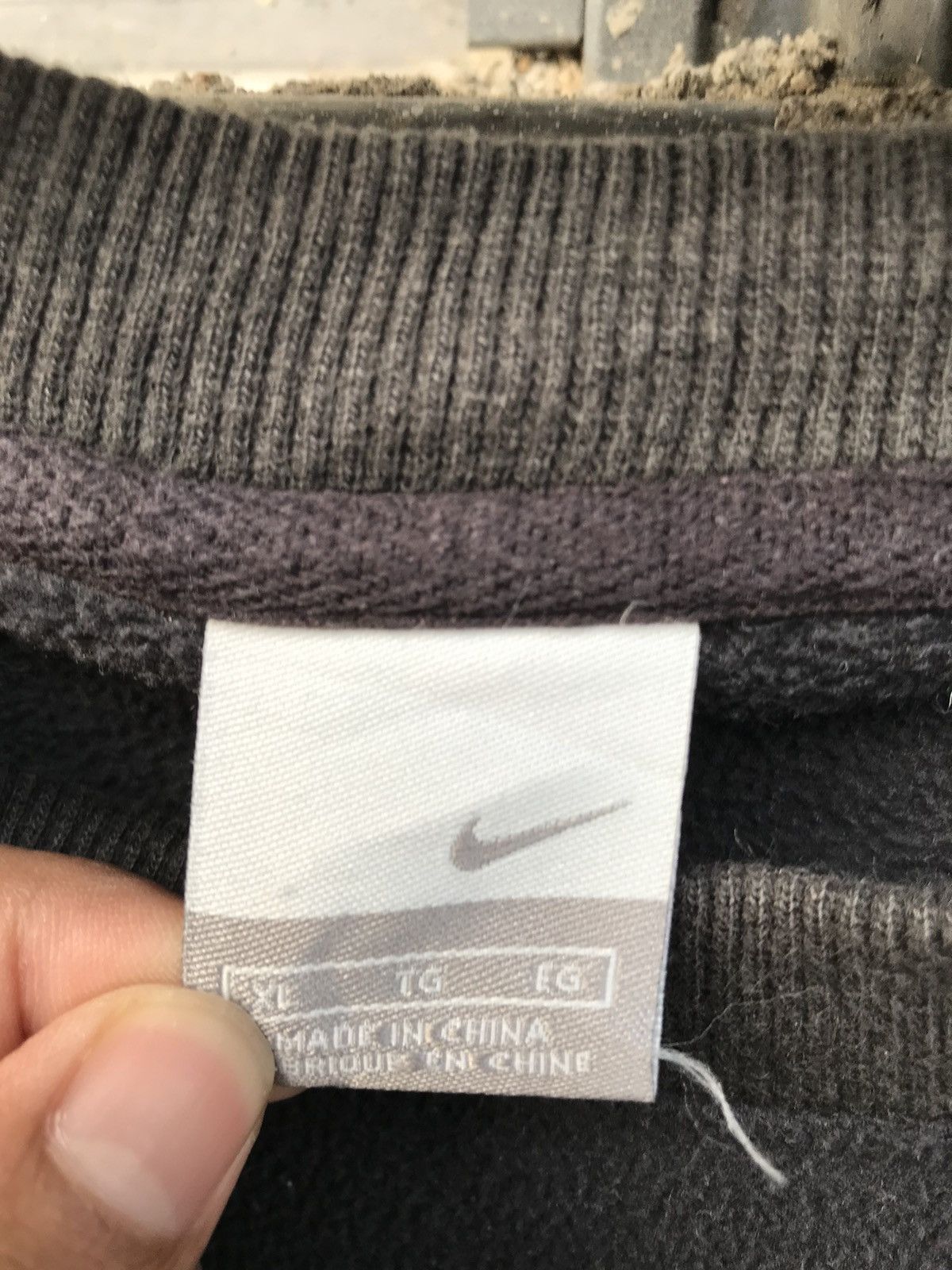Nike Vintage Nike Swoosh Small Logo Sweatshirt Size US XL / EU 56 / 4 - 4 Thumbnail