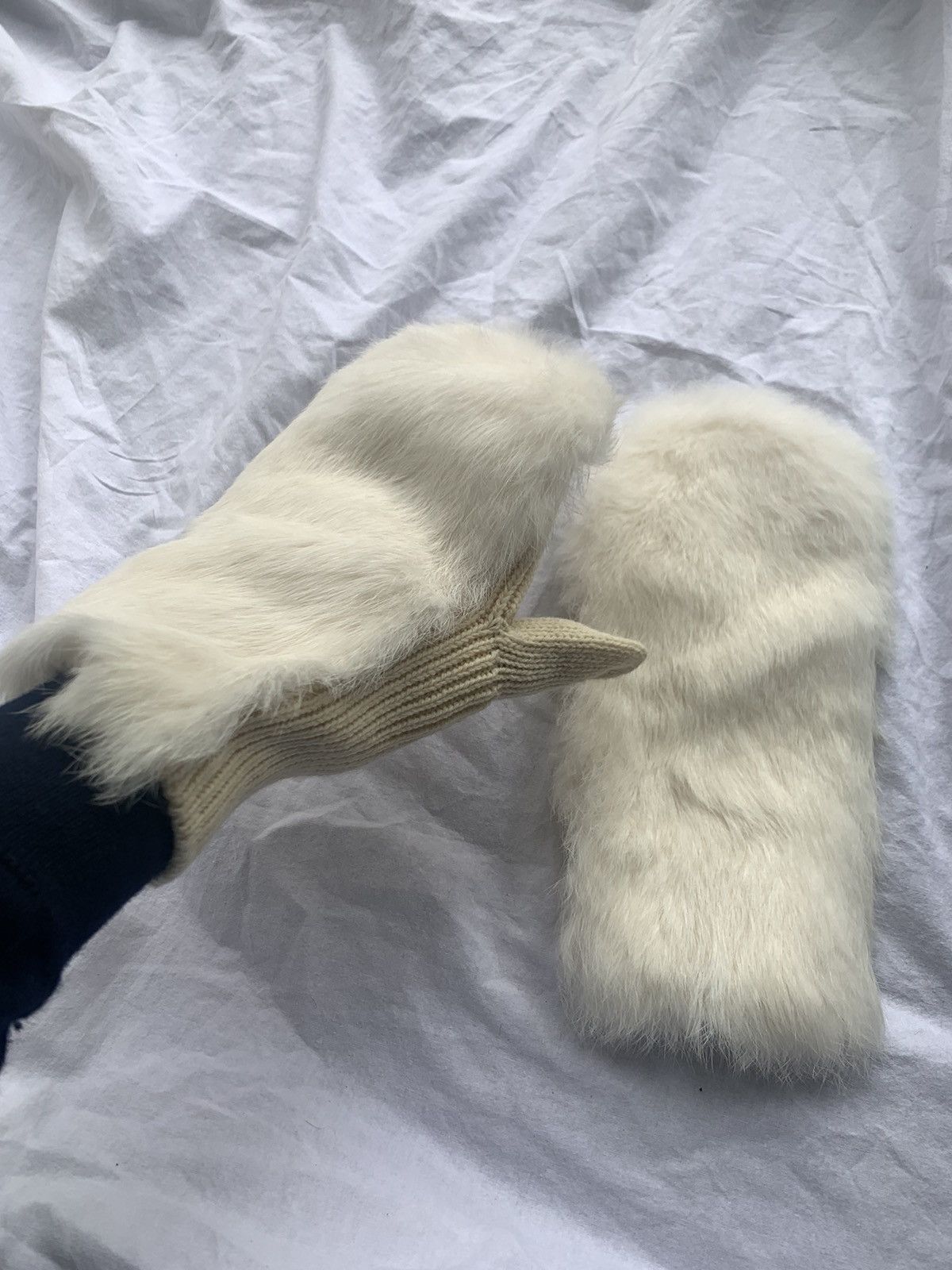 image of Yohji Yamamoto Aw 2000 White Fur Gloves, Men's