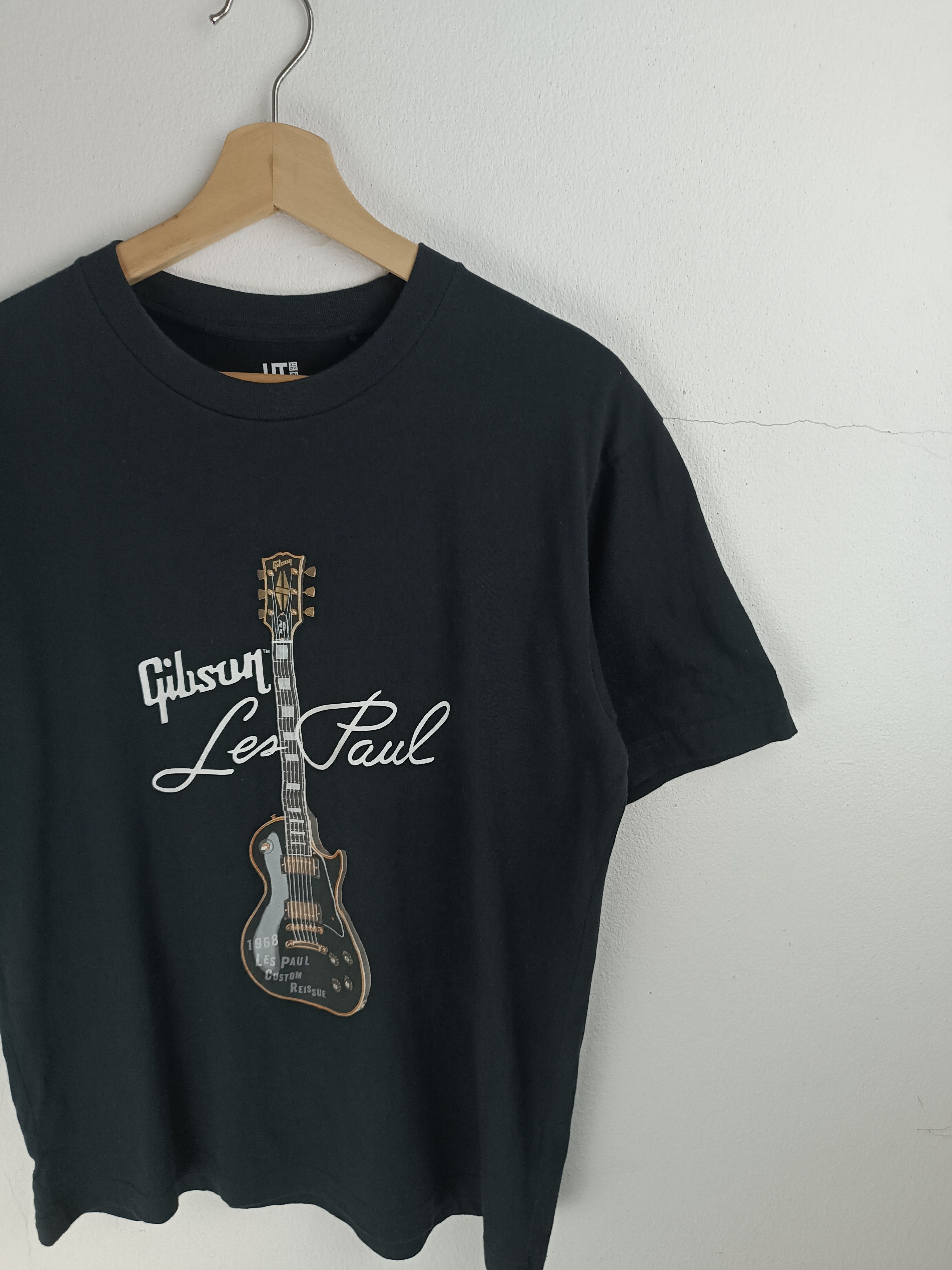 Uniqlo VINTAGE GIBSON LES PAUL GUITAR TEE slash satriani van halen Size US M / EU 48-50 / 2 - 7 Thumbnail