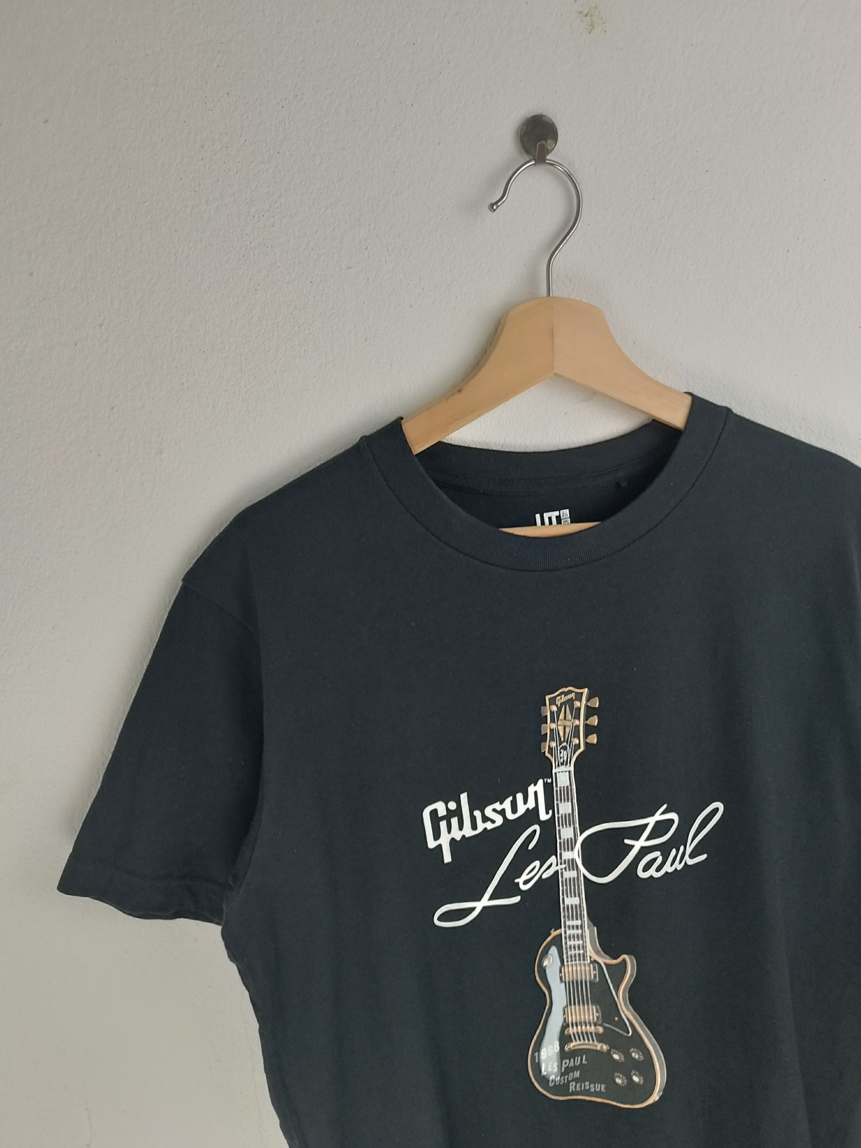 Uniqlo VINTAGE GIBSON LES PAUL GUITAR TEE slash satriani van halen Size US M / EU 48-50 / 2 - 5 Thumbnail