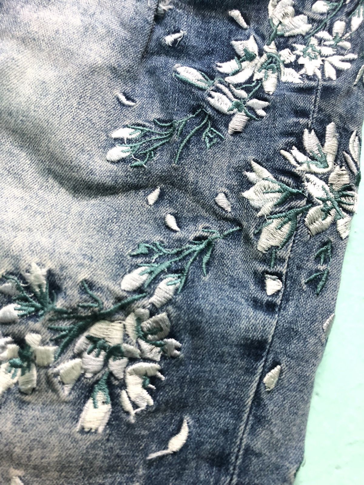 Edition Japan × Japanese Brand JAPANESE BRAND SAKURA EMBROIDERED SLIM SKINNY JEANS Size US 30 / EU 46 - 4 Thumbnail