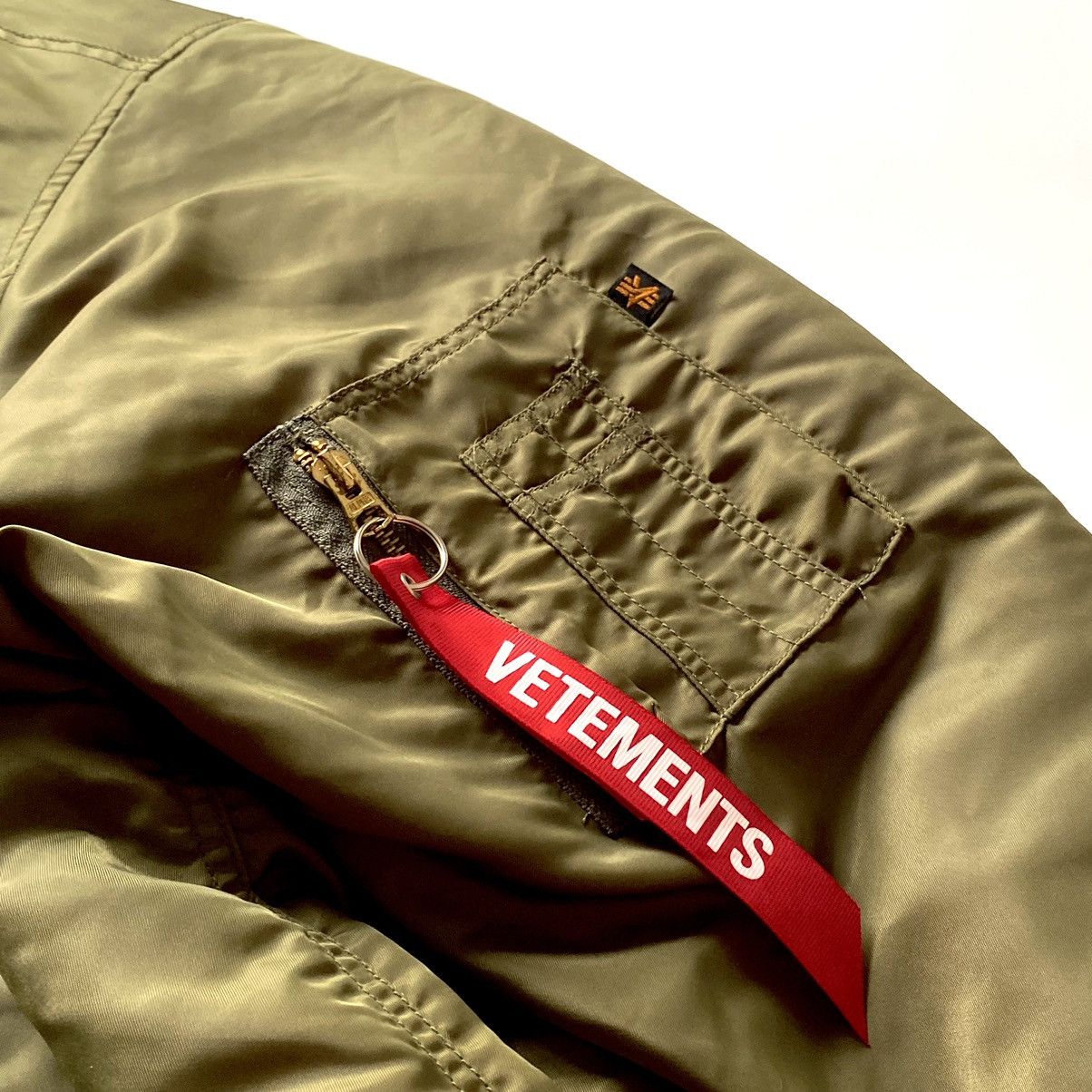 Alpha Industries × Vetements VETEMENTS X ALPHA INDUSTRIES REVERSIBLE BOMBER ETE 2017 Size US S / EU 44-46 / 1 - 11 Thumbnail