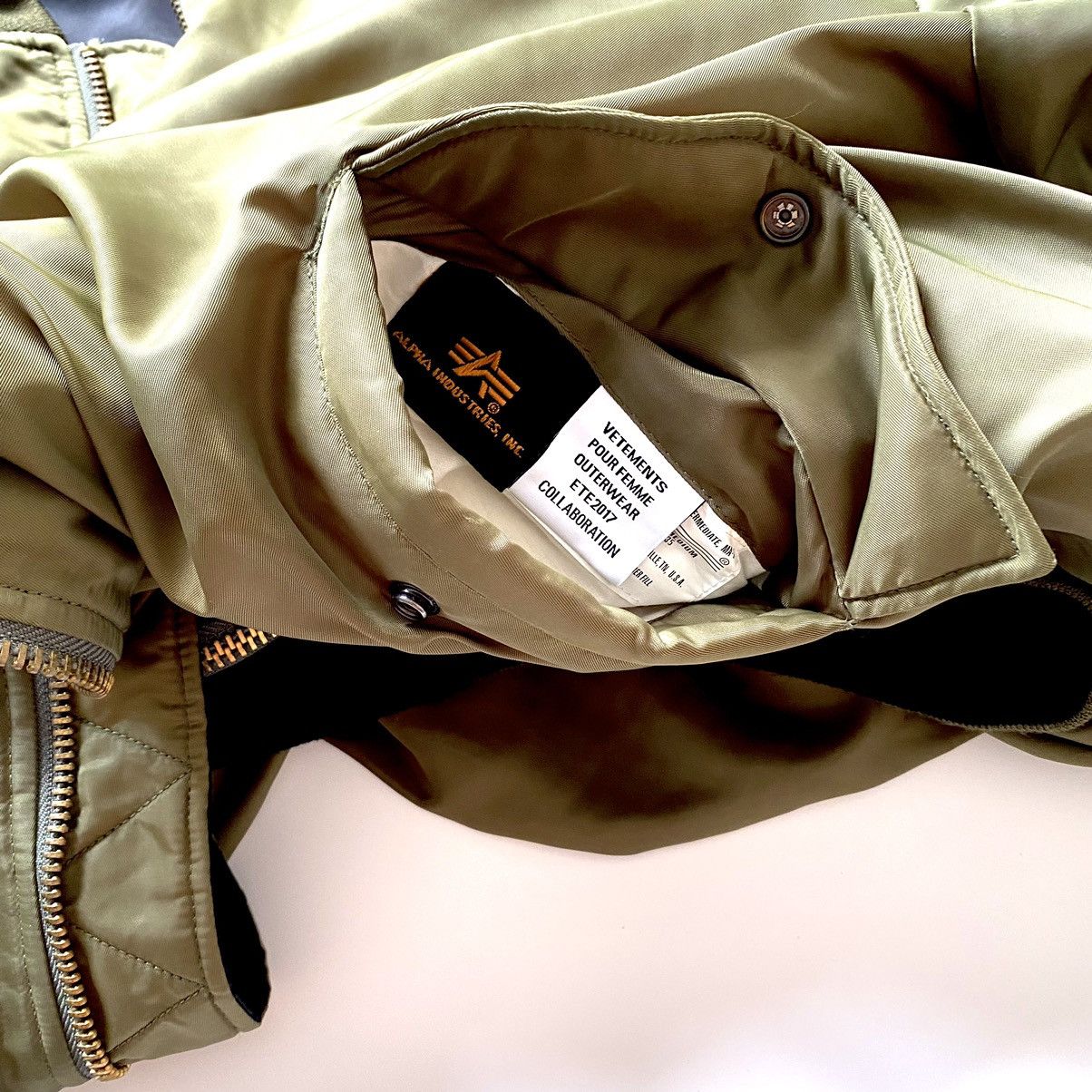 Alpha Industries × Vetements VETEMENTS X ALPHA INDUSTRIES REVERSIBLE BOMBER ETE 2017 Size US S / EU 44-46 / 1 - 13 Thumbnail