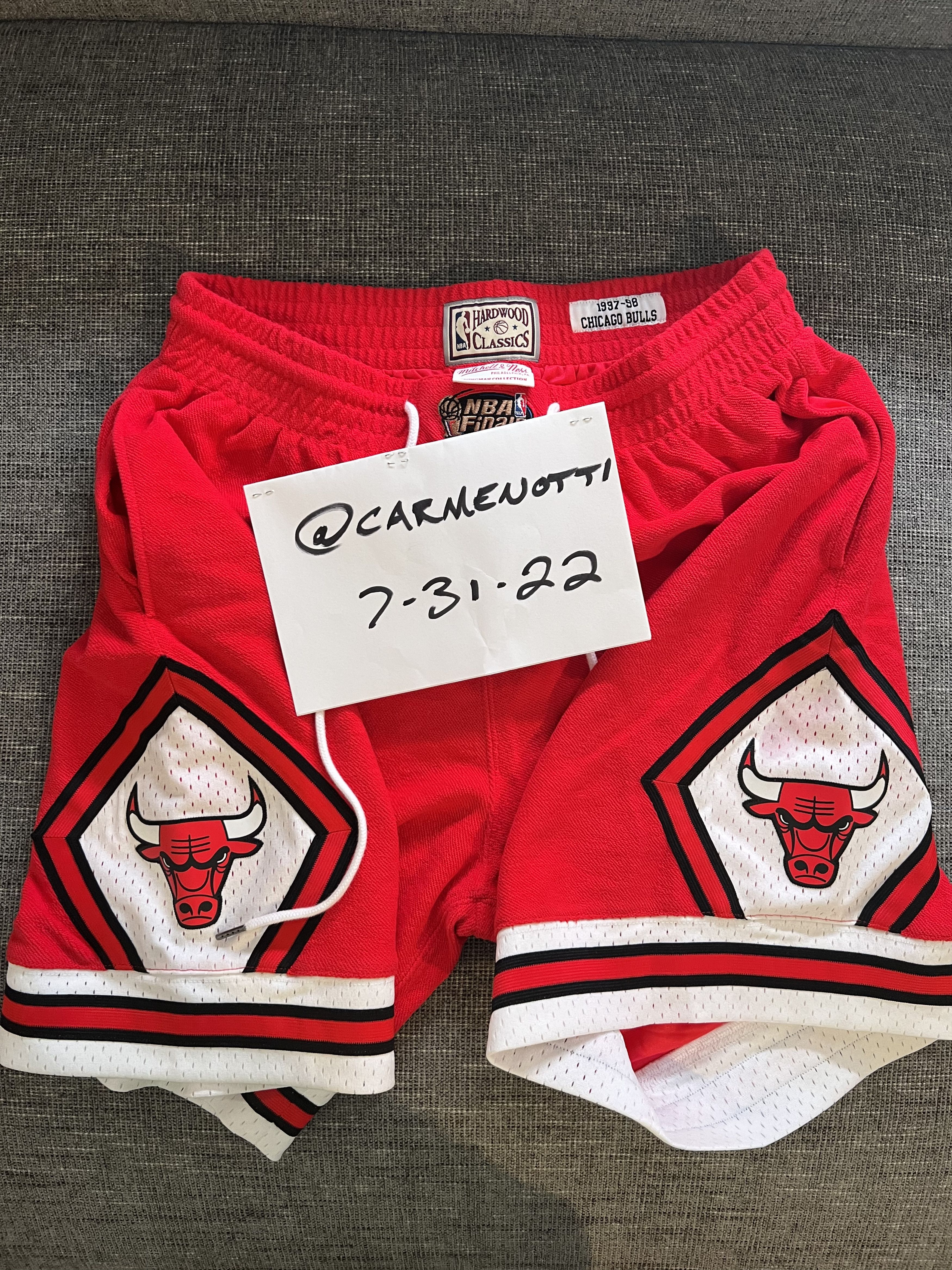 Mitchell & Ness Michell & Ness Chicago Bulls Shorts Size US 34 / EU 50 - 2 Thumbnail