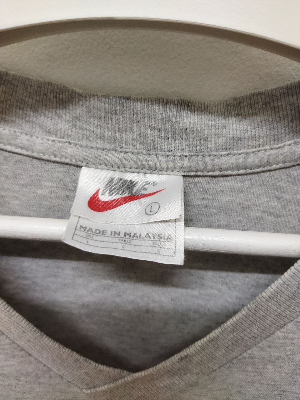 Nike Vintage NIKE V-neck Tshirt Size US L / EU 52-54 / 3 - 5 Thumbnail