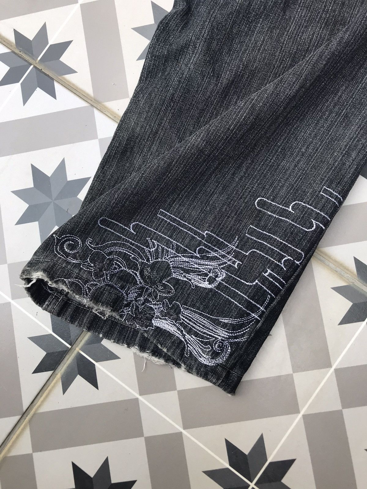 Japanese Brand DISTRESSED NEVARAN JEANS WITH EMBROIDERY DESIGN Size US 32 / EU 48 - 12 Thumbnail