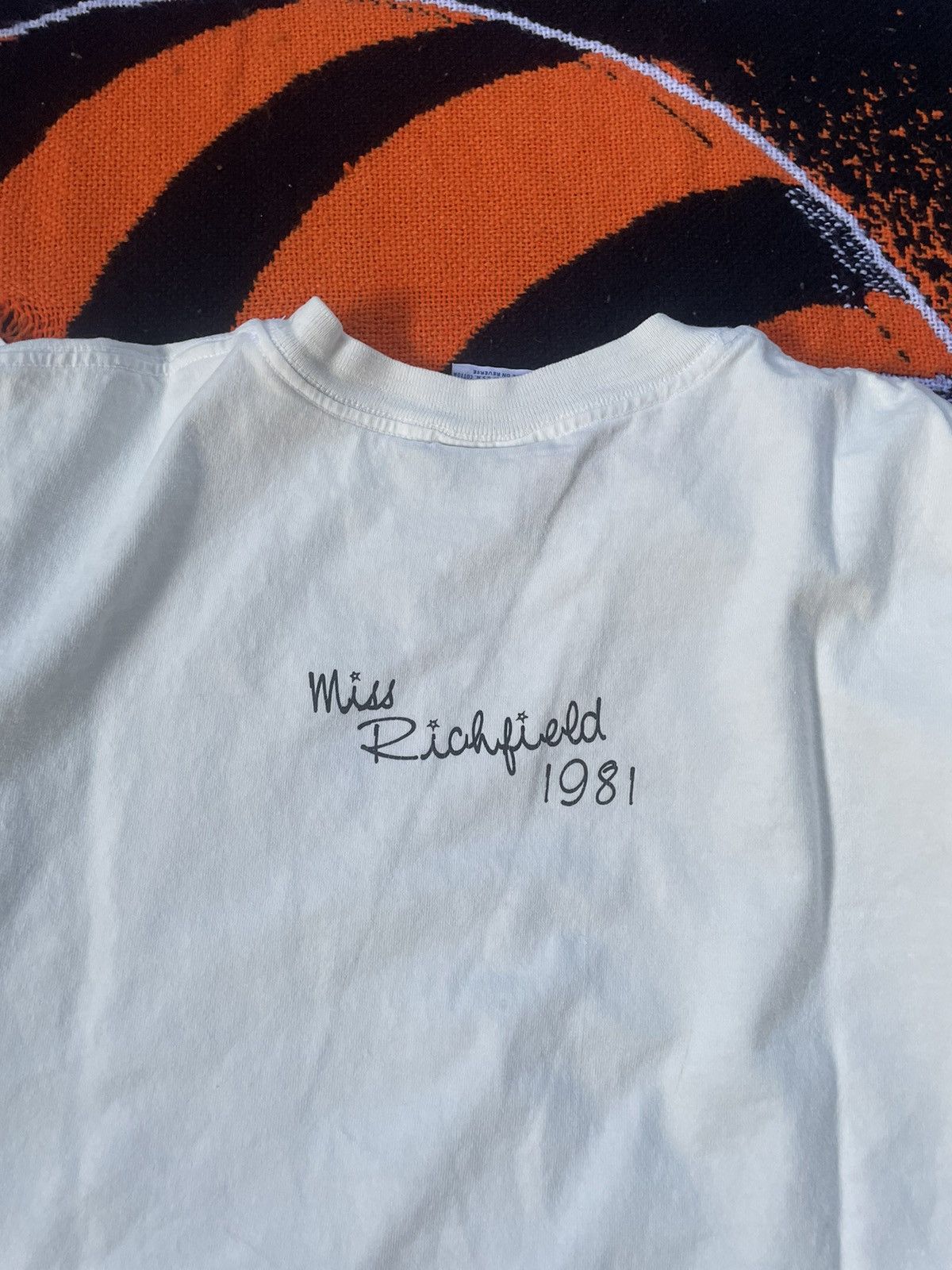 Vintage Vintage Miss Richfield 1981 White T-Shirt Size US XL / EU 56 / 4 - 4 Thumbnail