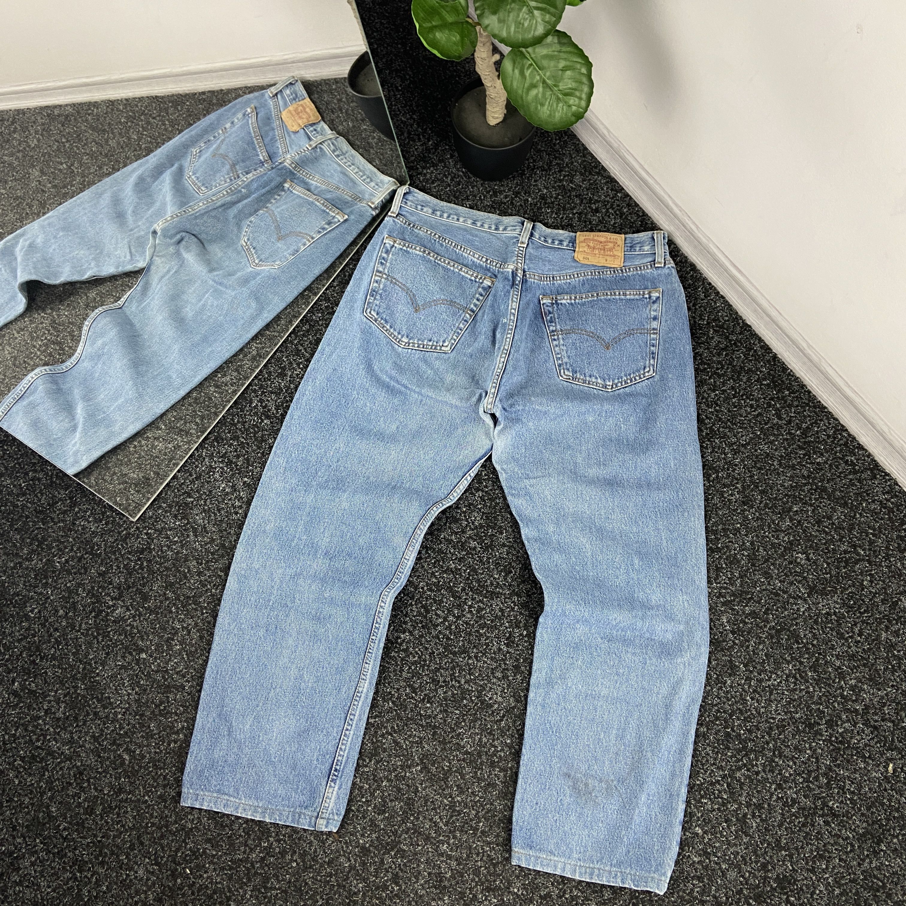 Jean Vintage Levi's 501 Relaxed - Taille W28 L32, Lightwash Bleu, Style Y2K Grunge (occasion Bon état)