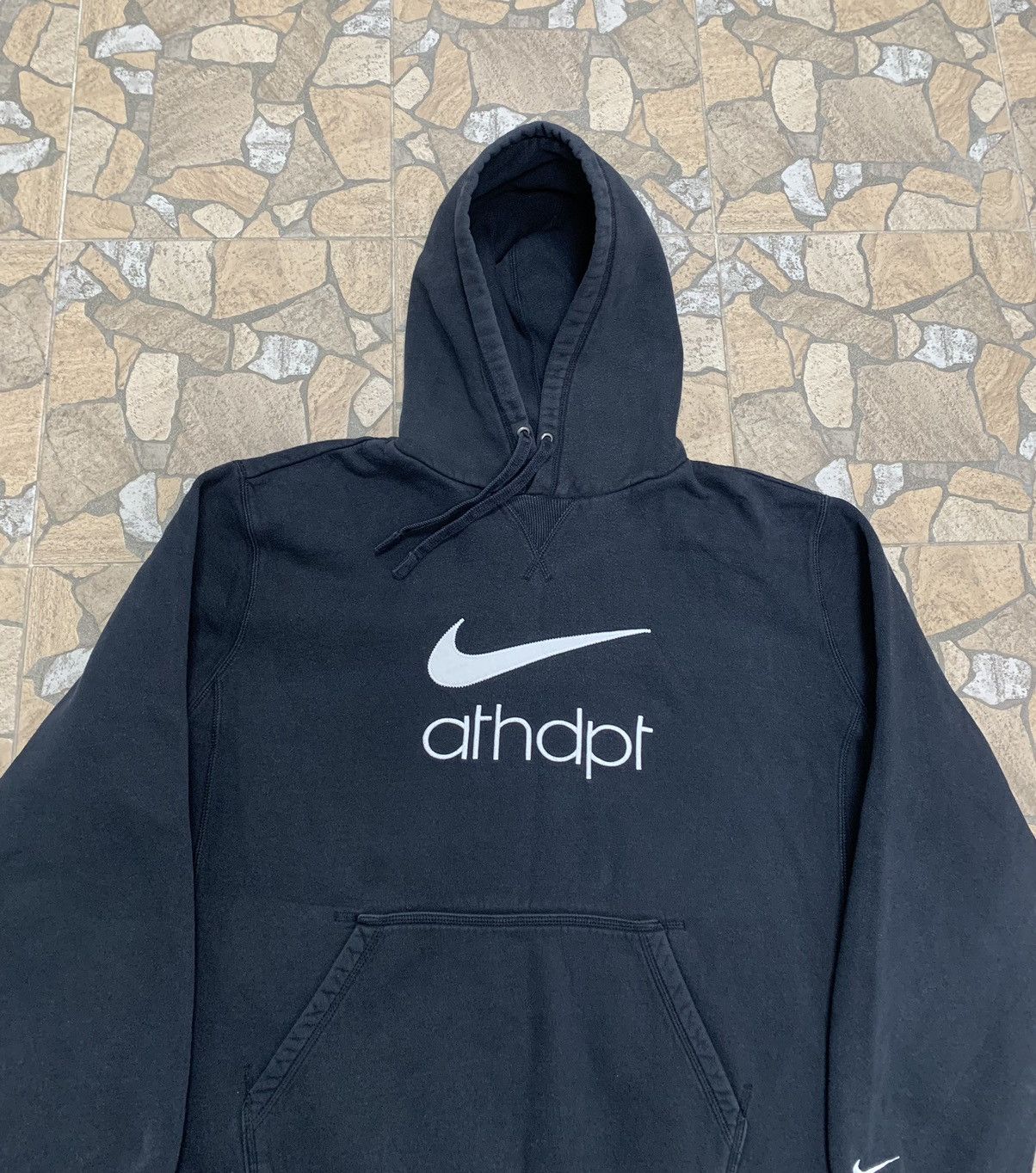 Other Vintage Nike Big Logo Faded Black Hoodie Size US L / EU 52-54 / 3 - 2 Thumbnail