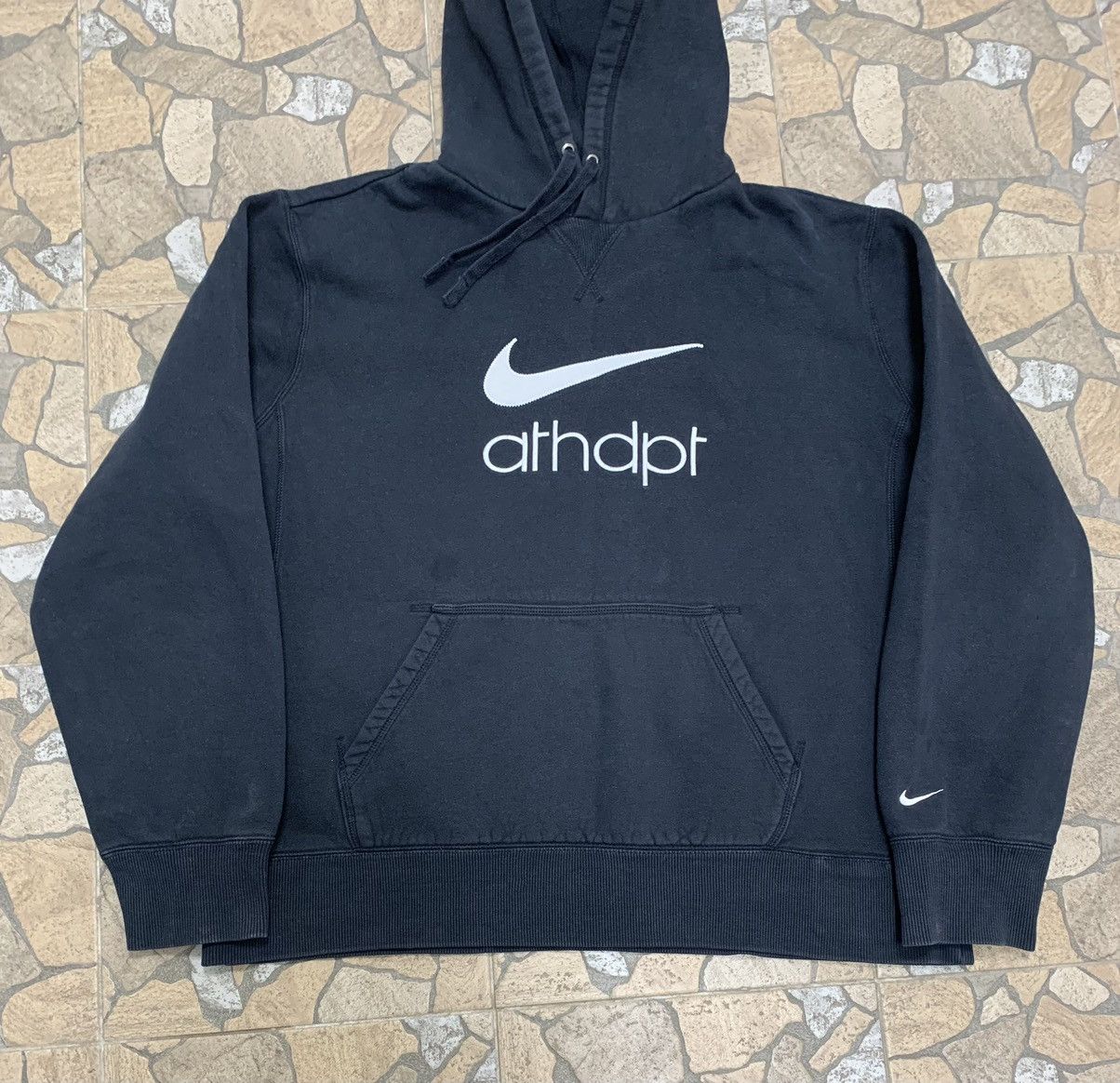 Other Vintage Nike Big Logo Faded Black Hoodie Size US L / EU 52-54 / 3 - 7 Thumbnail