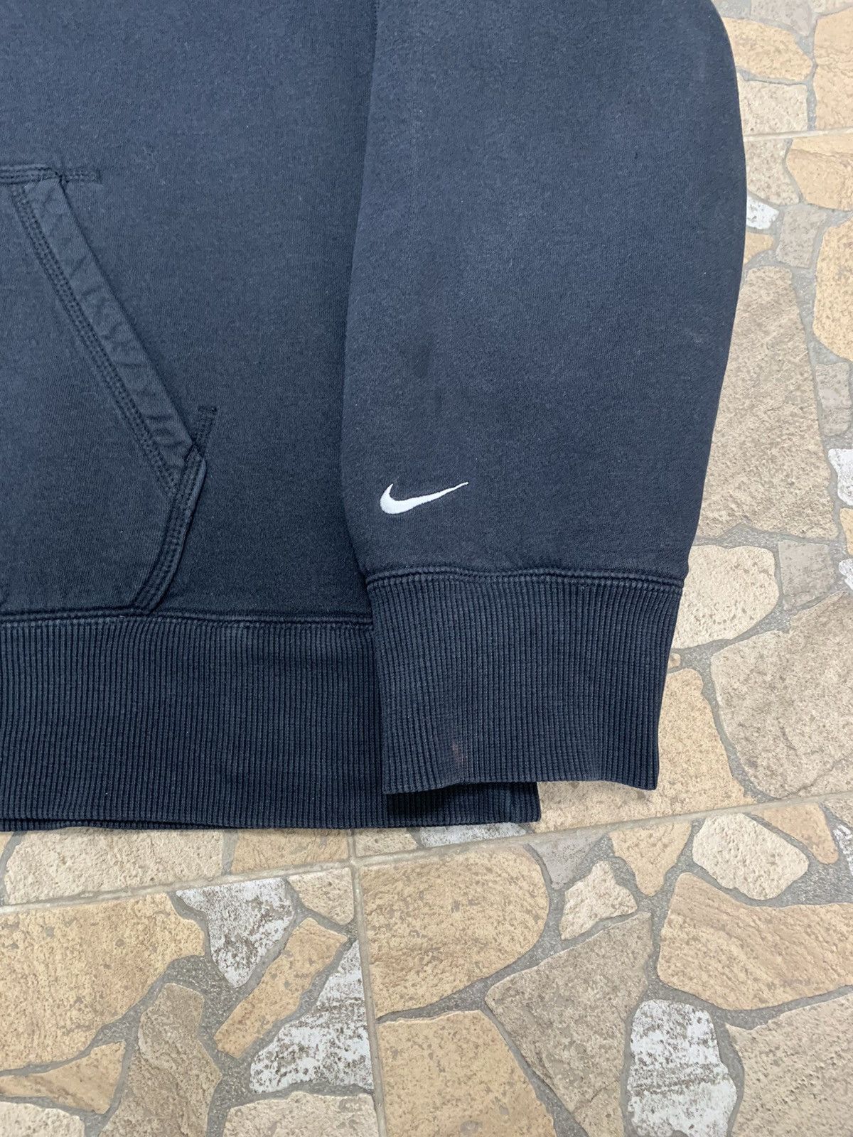 Other Vintage Nike Big Logo Faded Black Hoodie Size US L / EU 52-54 / 3 - 10 Thumbnail