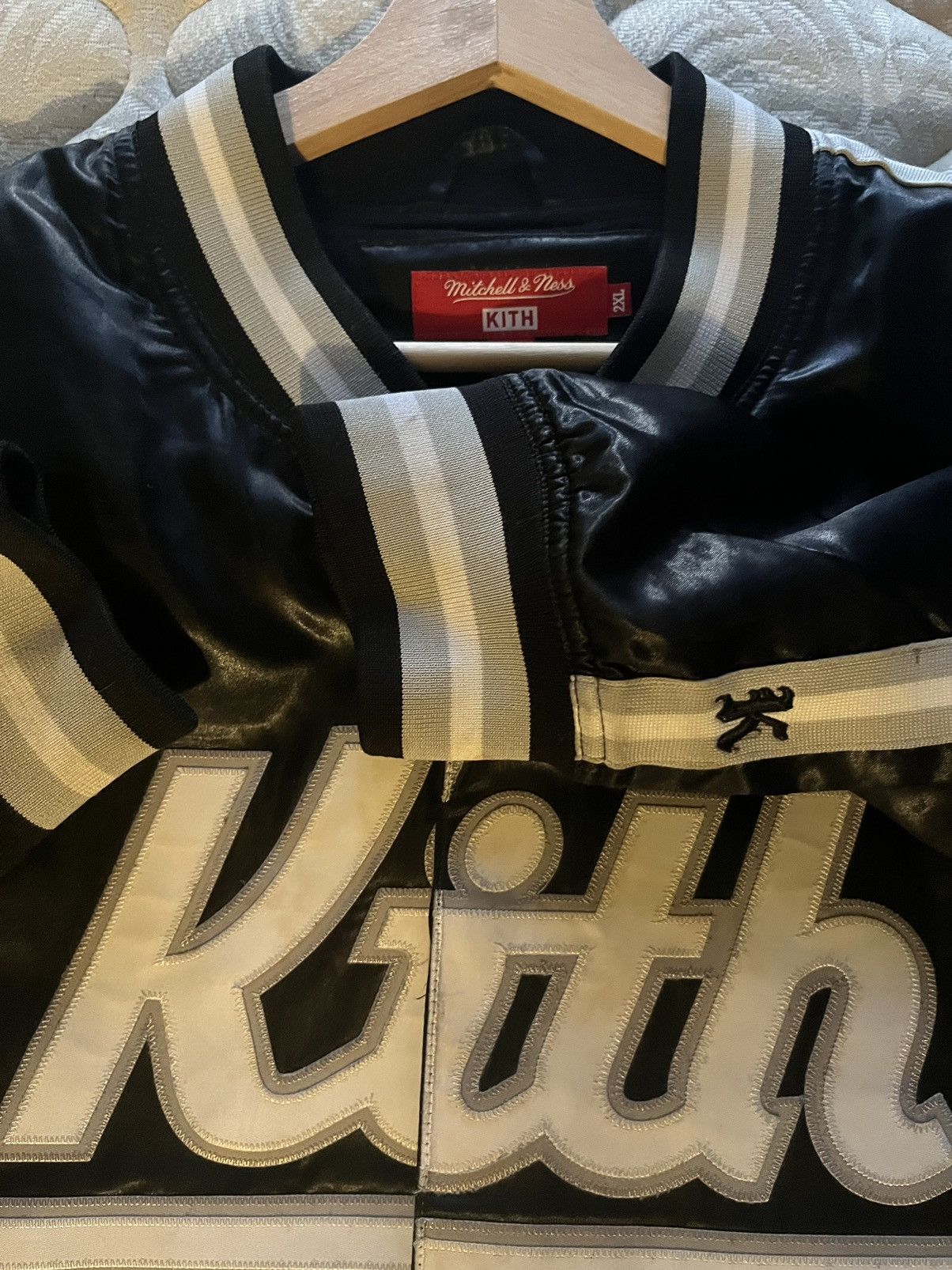 Kith × Mitchell & Ness × Ronnie Fieg Kith Satin Button Up Jacket Size US XXL / EU 58 / 5 - 3 Thumbnail