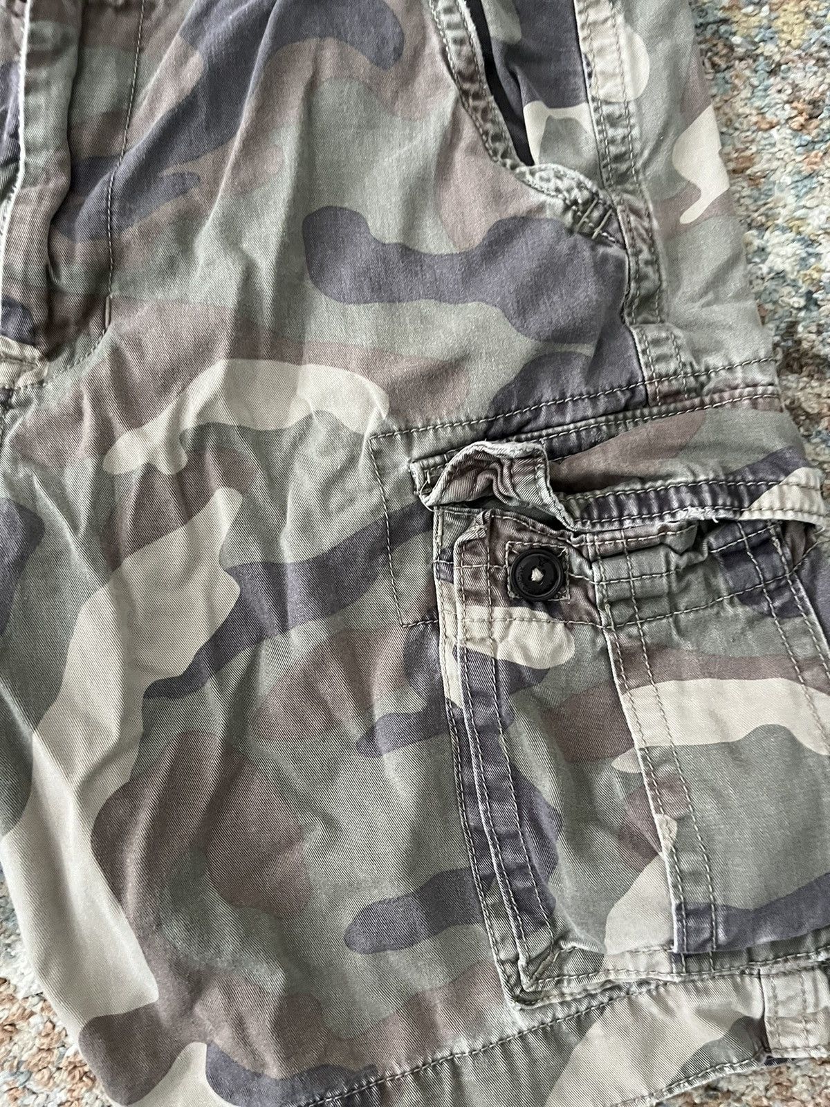 American Eagle Outfitters VTG American Eagle y2k Cargo Shorts Zip Pockets 36 Size US 34 / EU 50 - 2 Thumbnail