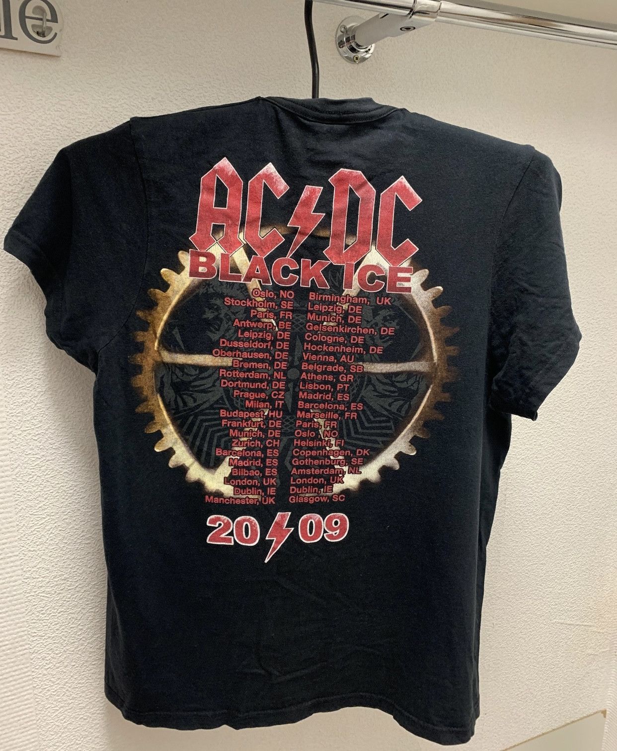 Band Tees AC/DC ACDC big logo starworld t-shirt M sz black 2009 Size US M / EU 48-50 / 2 - 4 Thumbnail