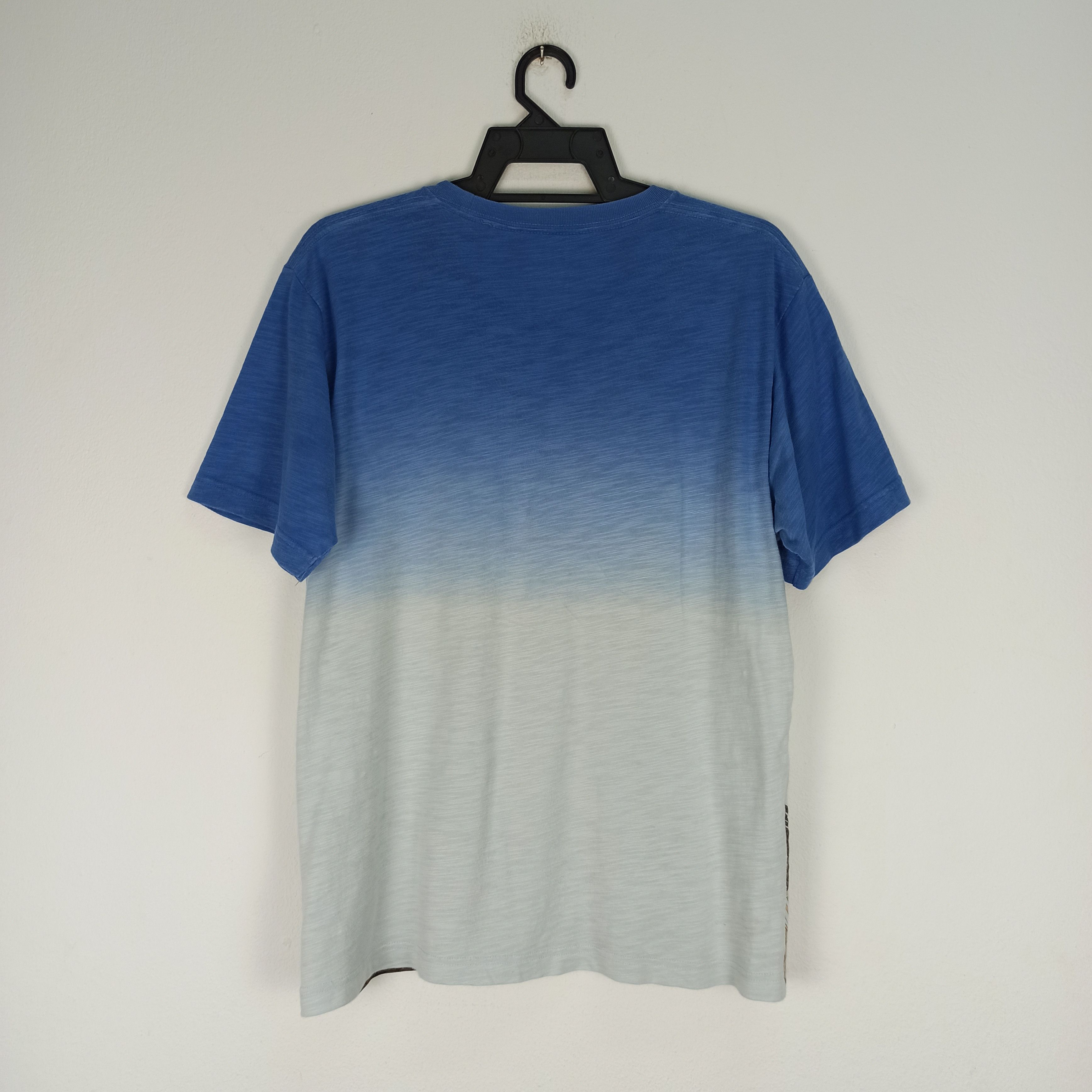Japanese Brand Rare Hokusai Blue Design Uniqlo Tshirt Size US M / EU 48-50 / 2 - 5 Thumbnail