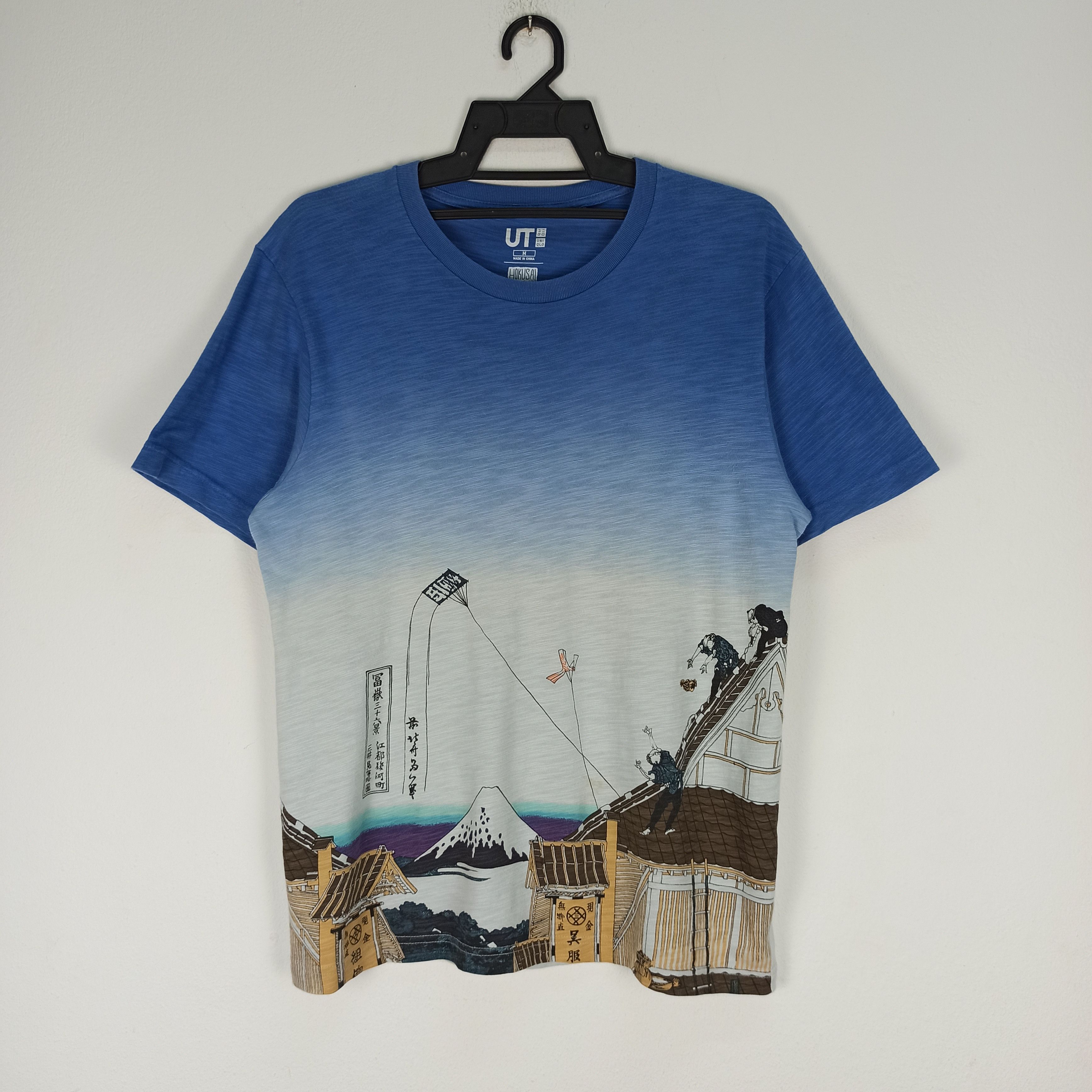 Japanese Brand Rare Hokusai Blue Design Uniqlo Tshirt Size US M / EU 48-50 / 2 - 1 Thumbnail