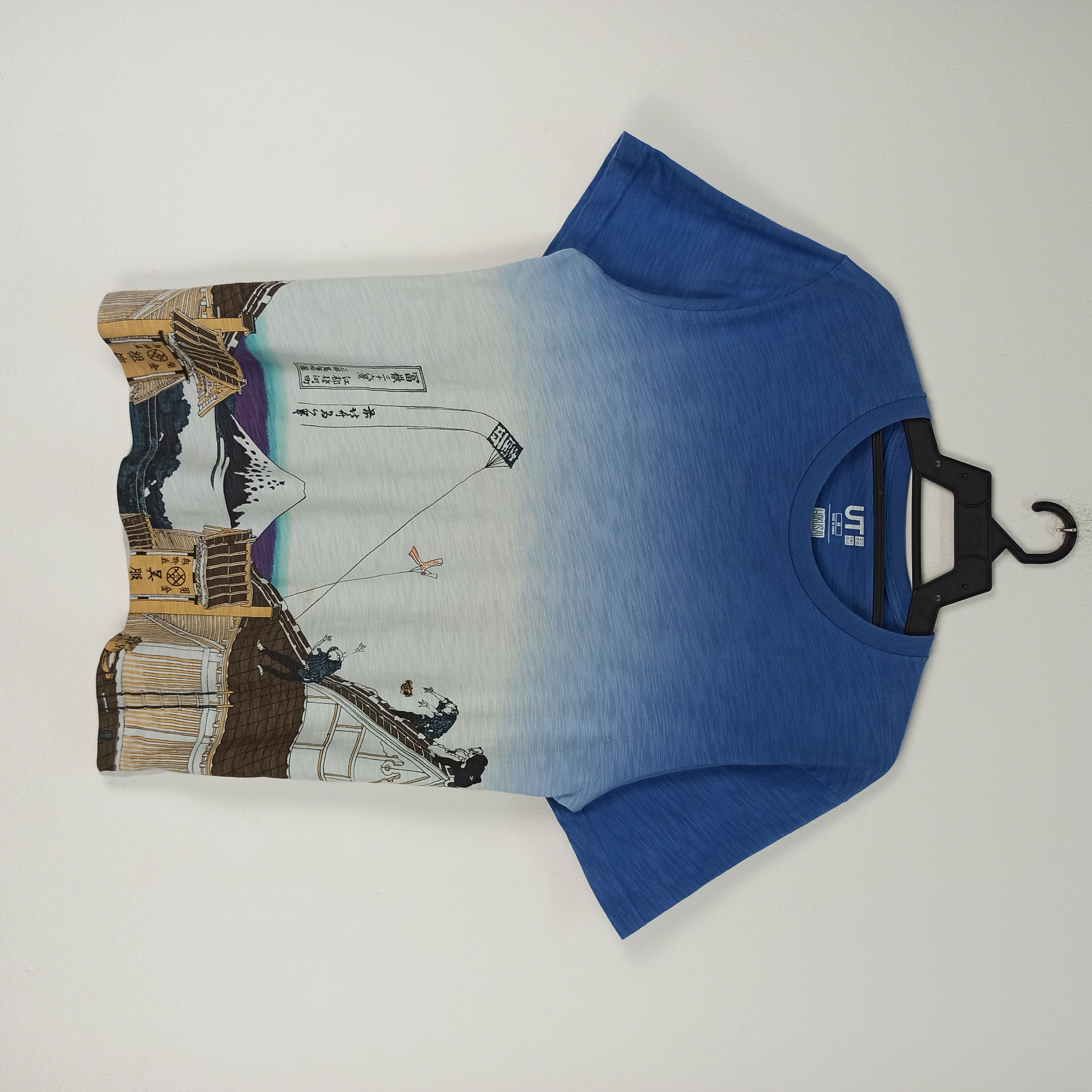image of Art x Uniqlo Hokusai Blue Design Uniqlo Tshirt, Men's (Size Medium)