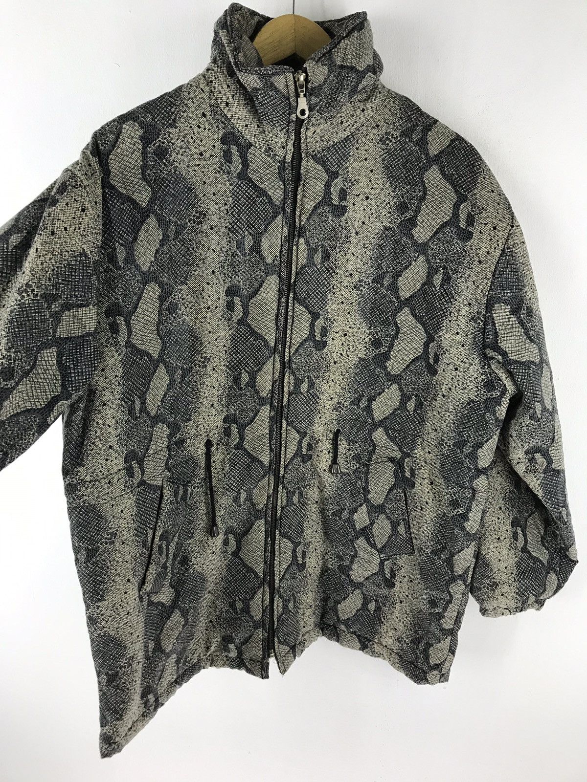 Japanese Brand Bootiy snake skin design puffer jacket japanese streetwear Size US L / EU 52-54 / 3 - 4 Thumbnail