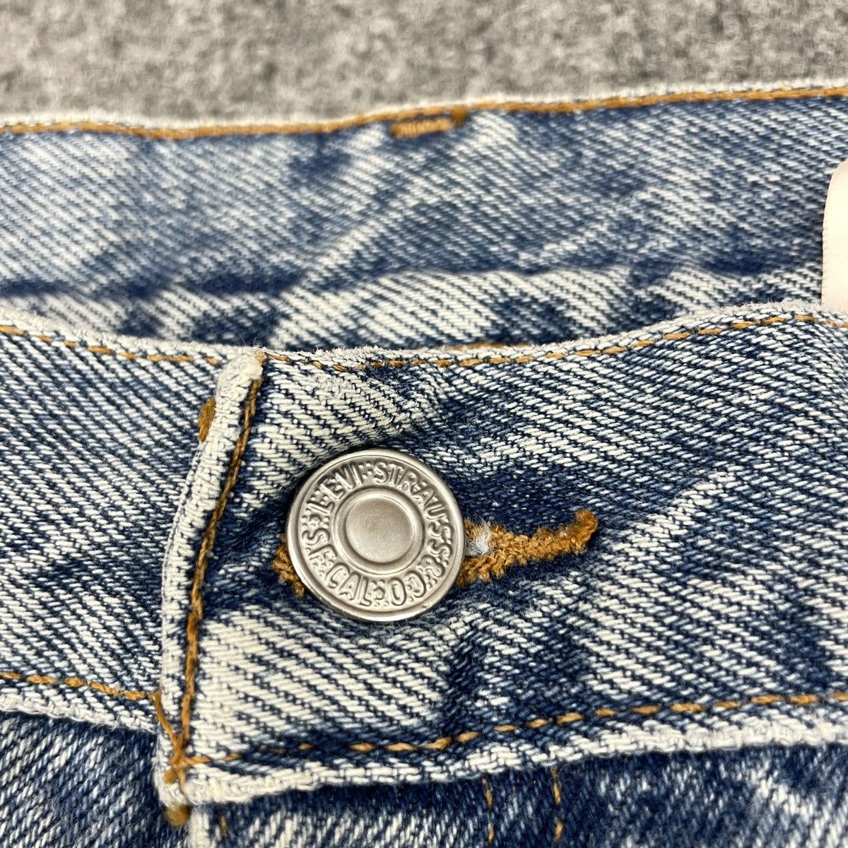 Levi's × Vintage Vintage Levi's 550 Blue Light Wash - wc 257 Size US 31 - 6 Thumbnail