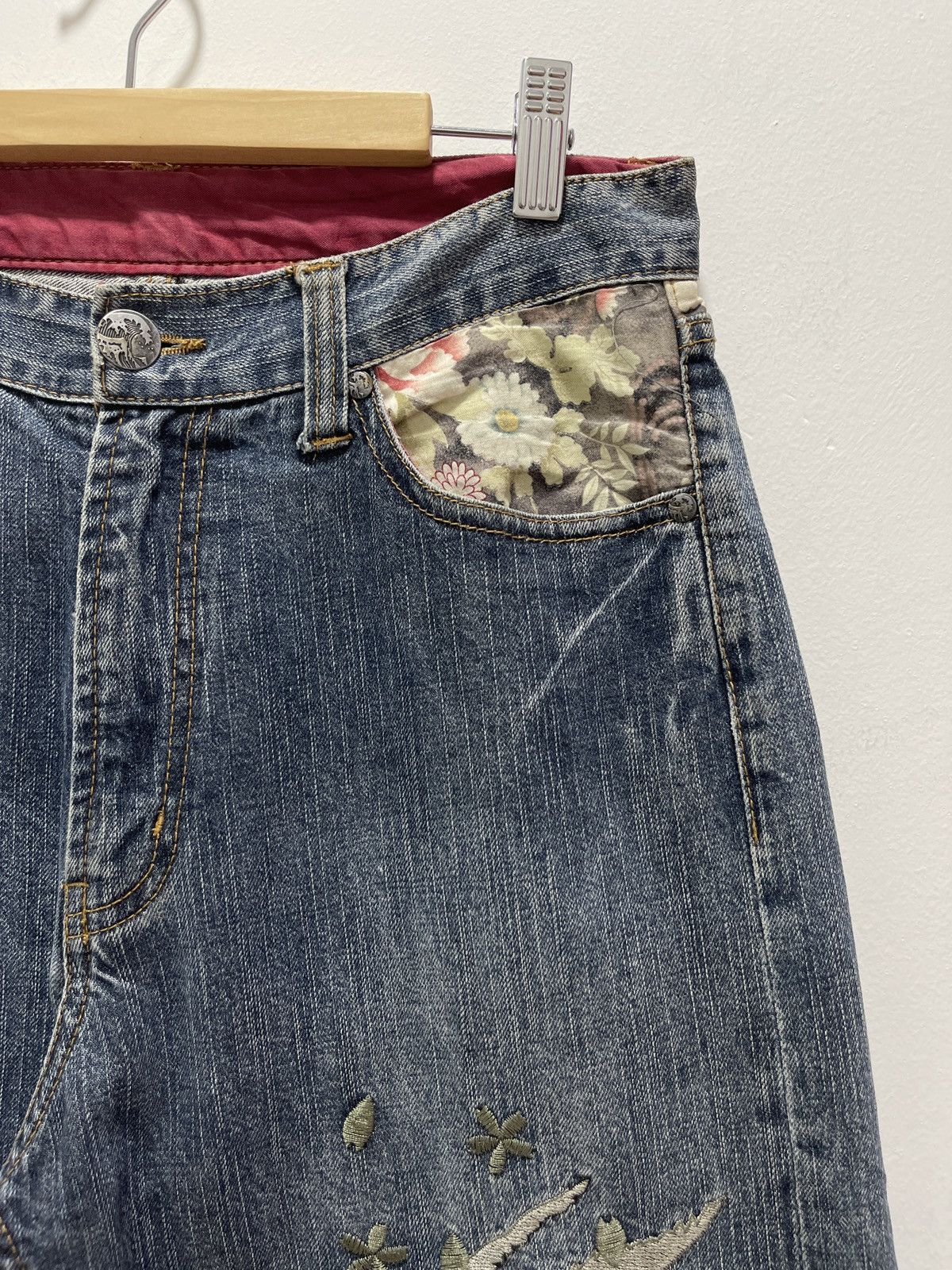 Japanese Brand JAPANESE KOI FISH EMBROIDERY DISTRESSED DENIM JEANS Size US 30 / EU 46 - 3 Thumbnail