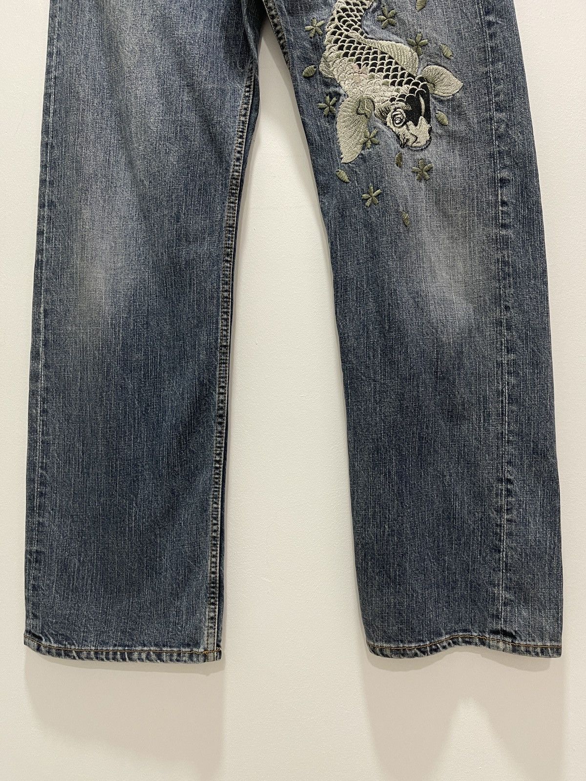 Japanese Brand JAPANESE KOI FISH EMBROIDERY DISTRESSED DENIM JEANS Size US 30 / EU 46 - 6 Thumbnail