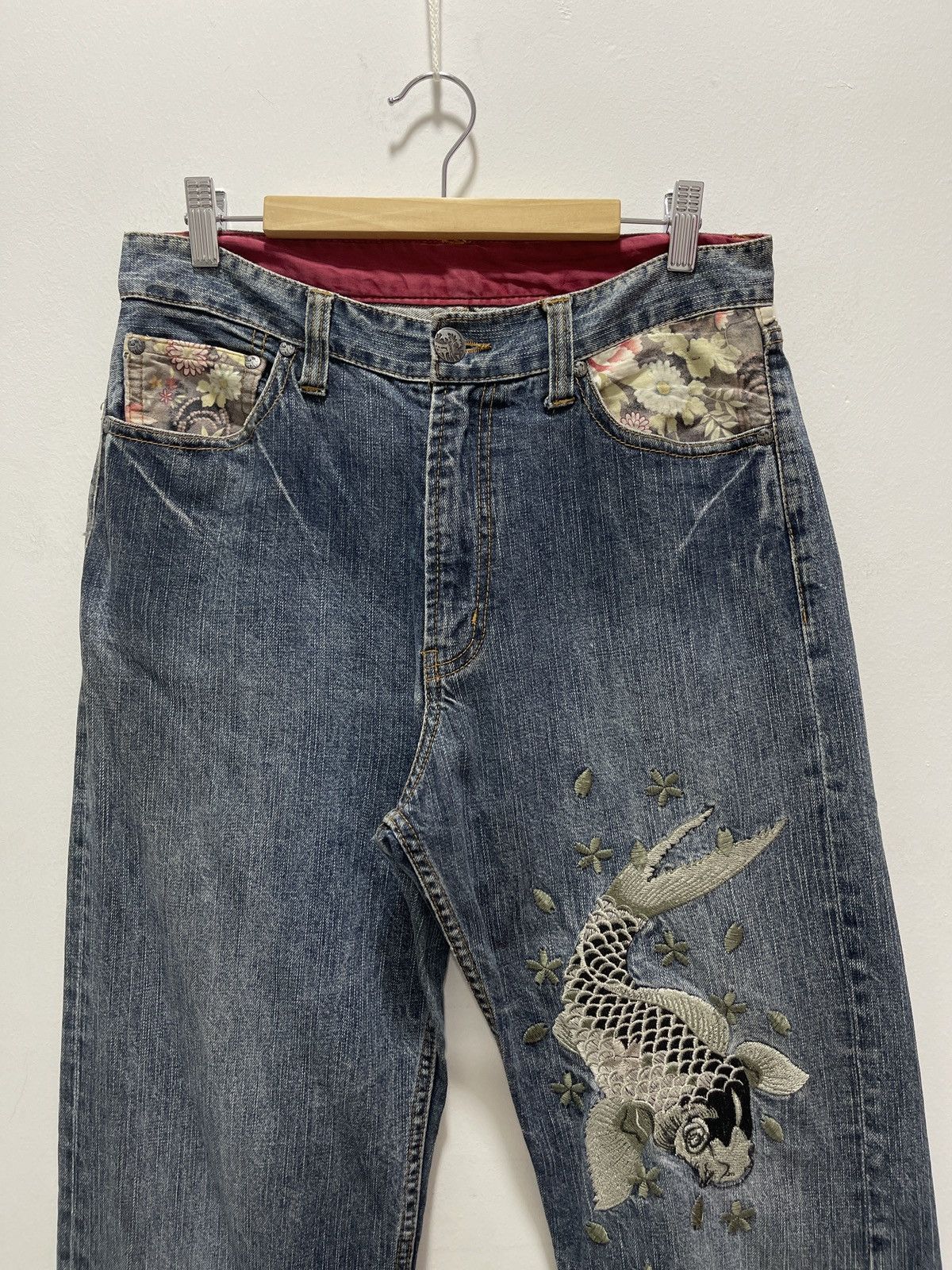 Japanese Brand JAPANESE KOI FISH EMBROIDERY DISTRESSED DENIM JEANS Size US 30 / EU 46 - 5 Thumbnail