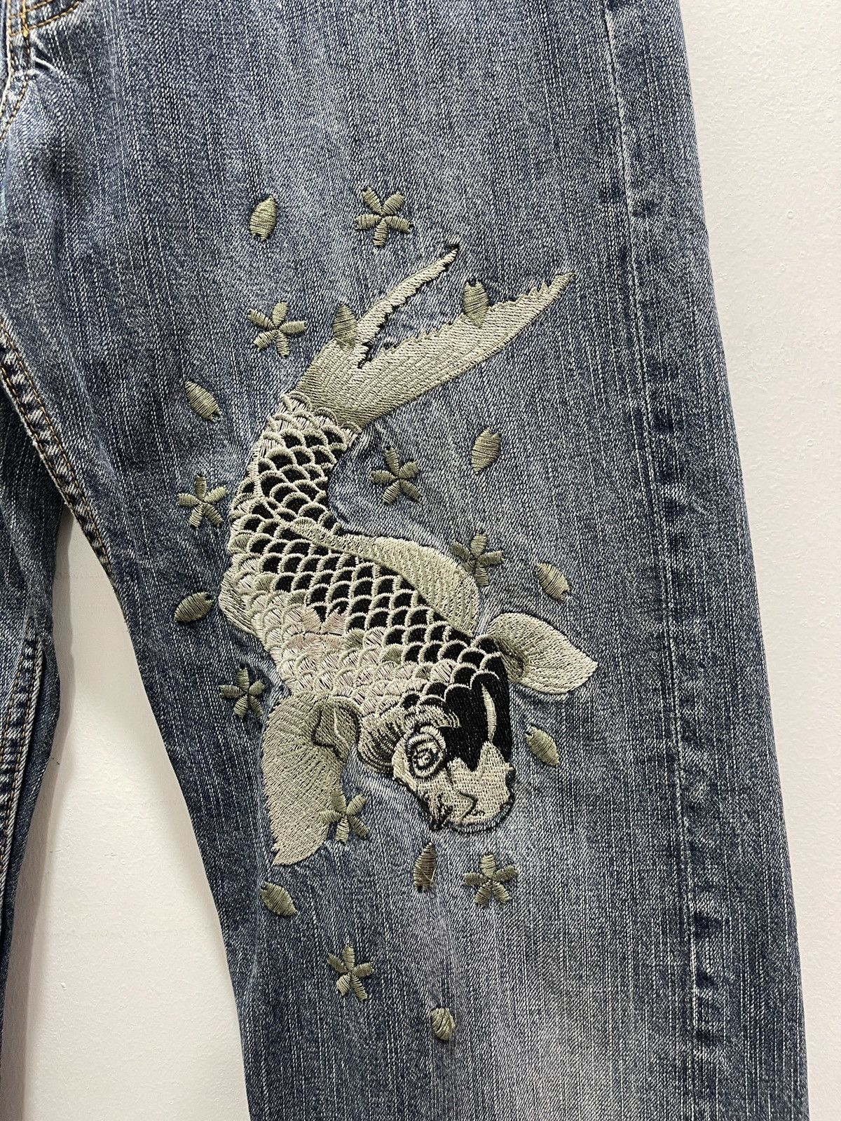 Japanese Brand JAPANESE KOI FISH EMBROIDERY DISTRESSED DENIM JEANS Size US 30 / EU 46 - 7 Thumbnail