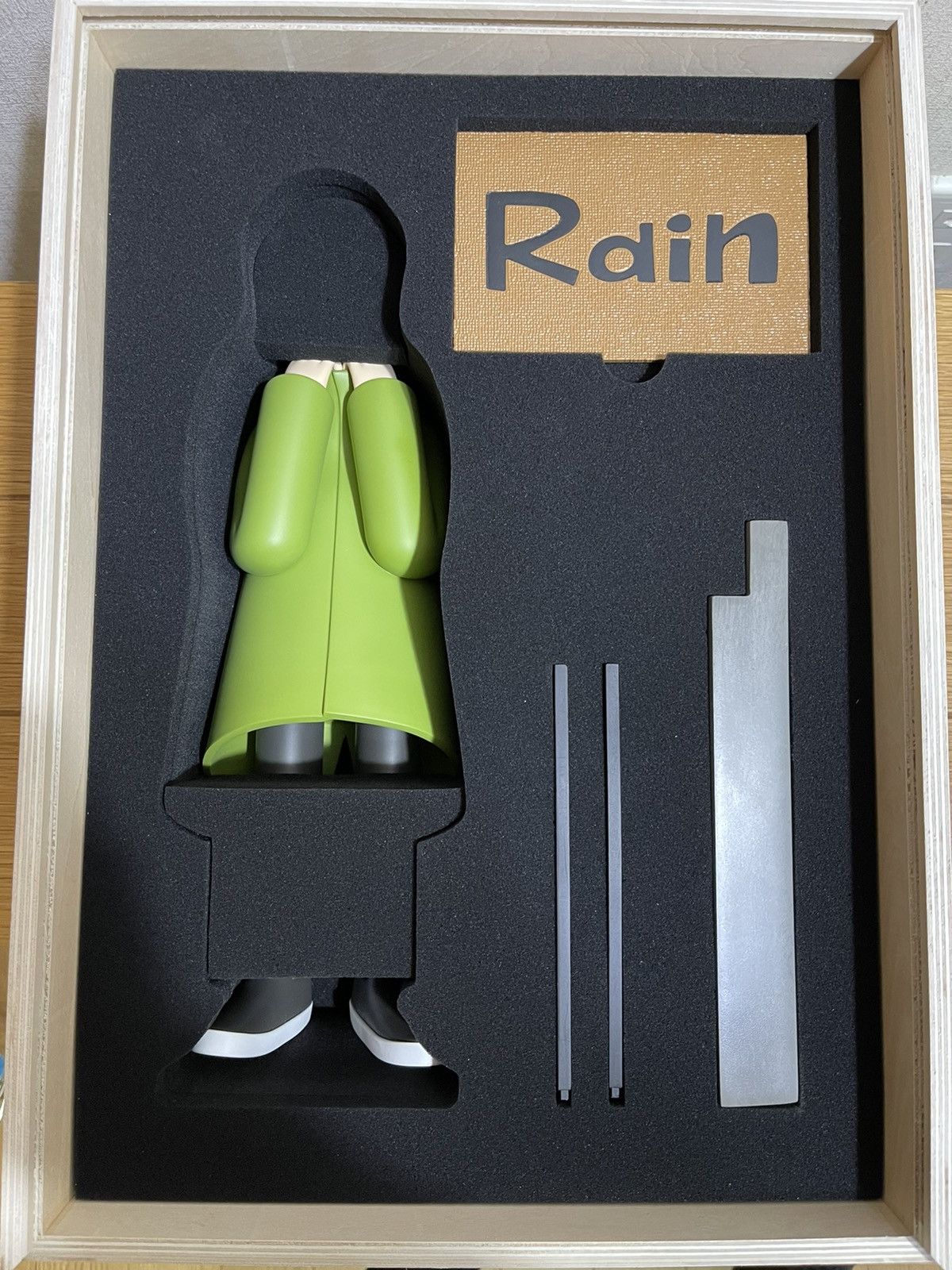 Japanese Brand × Sacai YUSUKE HANAI Rain Figure Signed Edition Size ONE SIZE - 7 Thumbnail