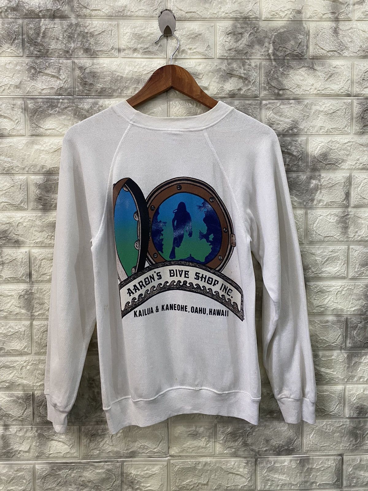 Hanes × Vintage Vintage 80’s Aaron’s Dive Shop Inc. Sweater Size US S / EU 44-46 / 1 - 1 Thumbnail