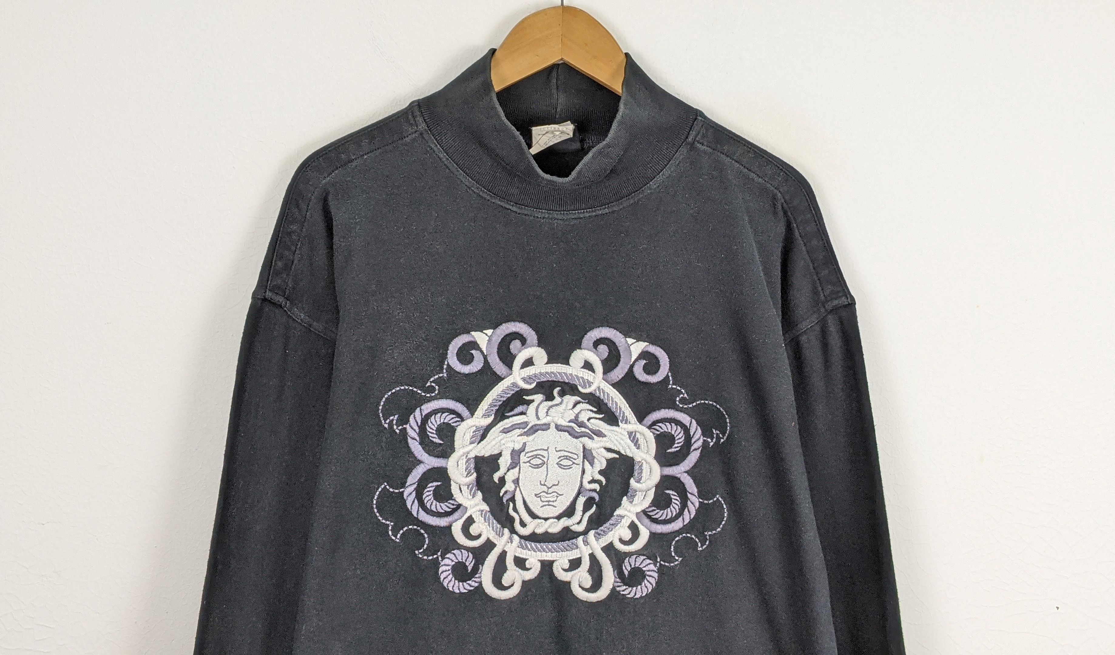 Versace Jeans Couture Versace Medusa head embroidery 90s turtleneck sweatshirt Size US M / EU 48-50 / 2 - 2 Thumbnail