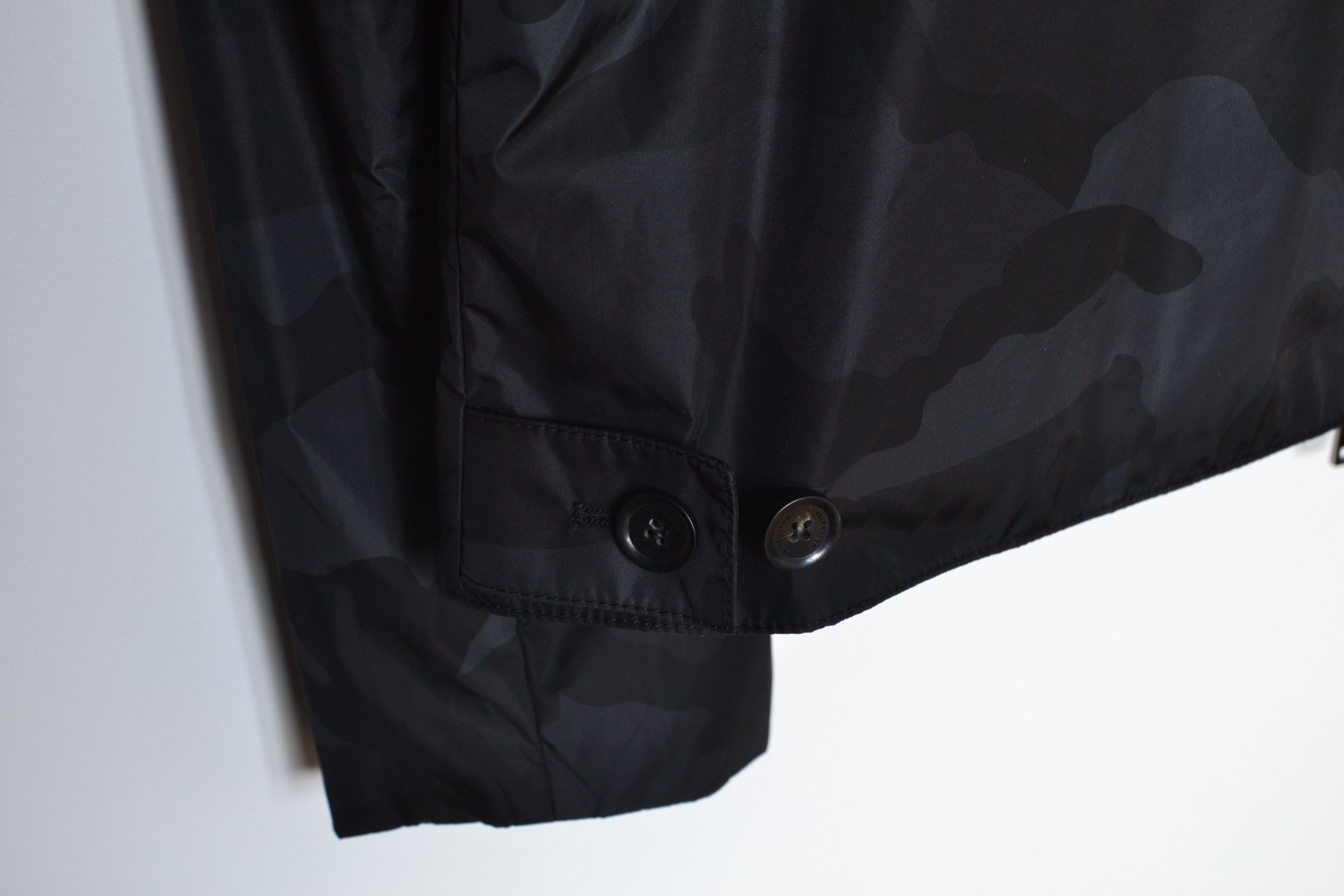 Valentino VALENTINO Jacket Reversible Bomber Camouflage Green Black Size US S / EU 44-46 / 1 - 7 Thumbnail