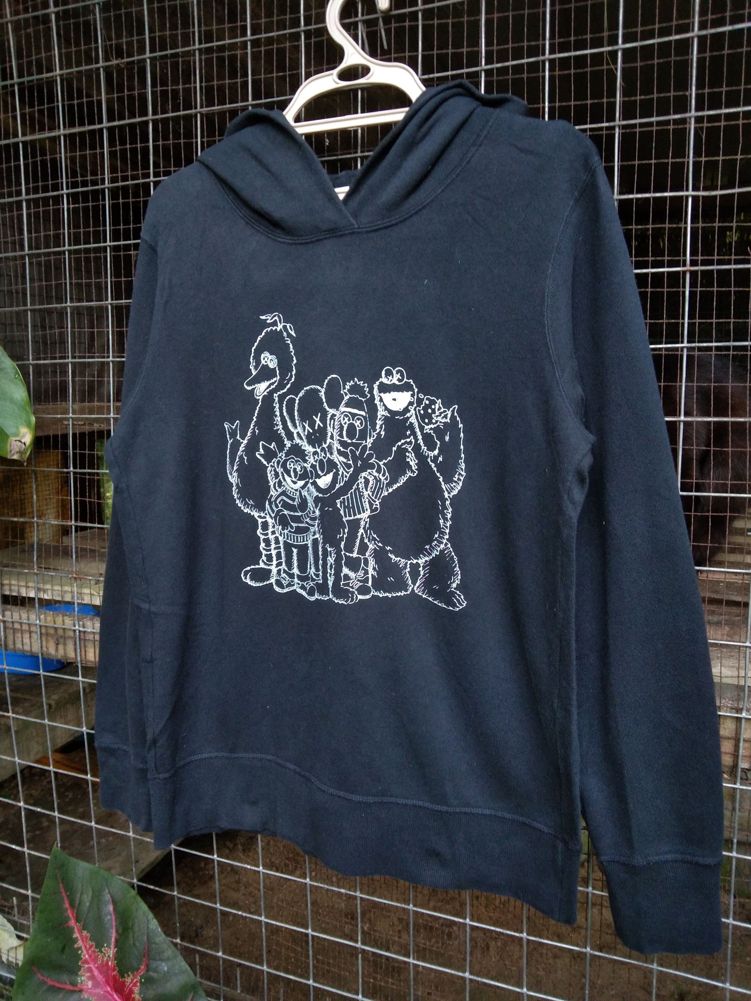 Kaws × Uniqlo VINTAGE KAWS x SASAME STREET SWEATSHIRT HOODIE Size US M / EU 48-50 / 2 - 2 Thumbnail