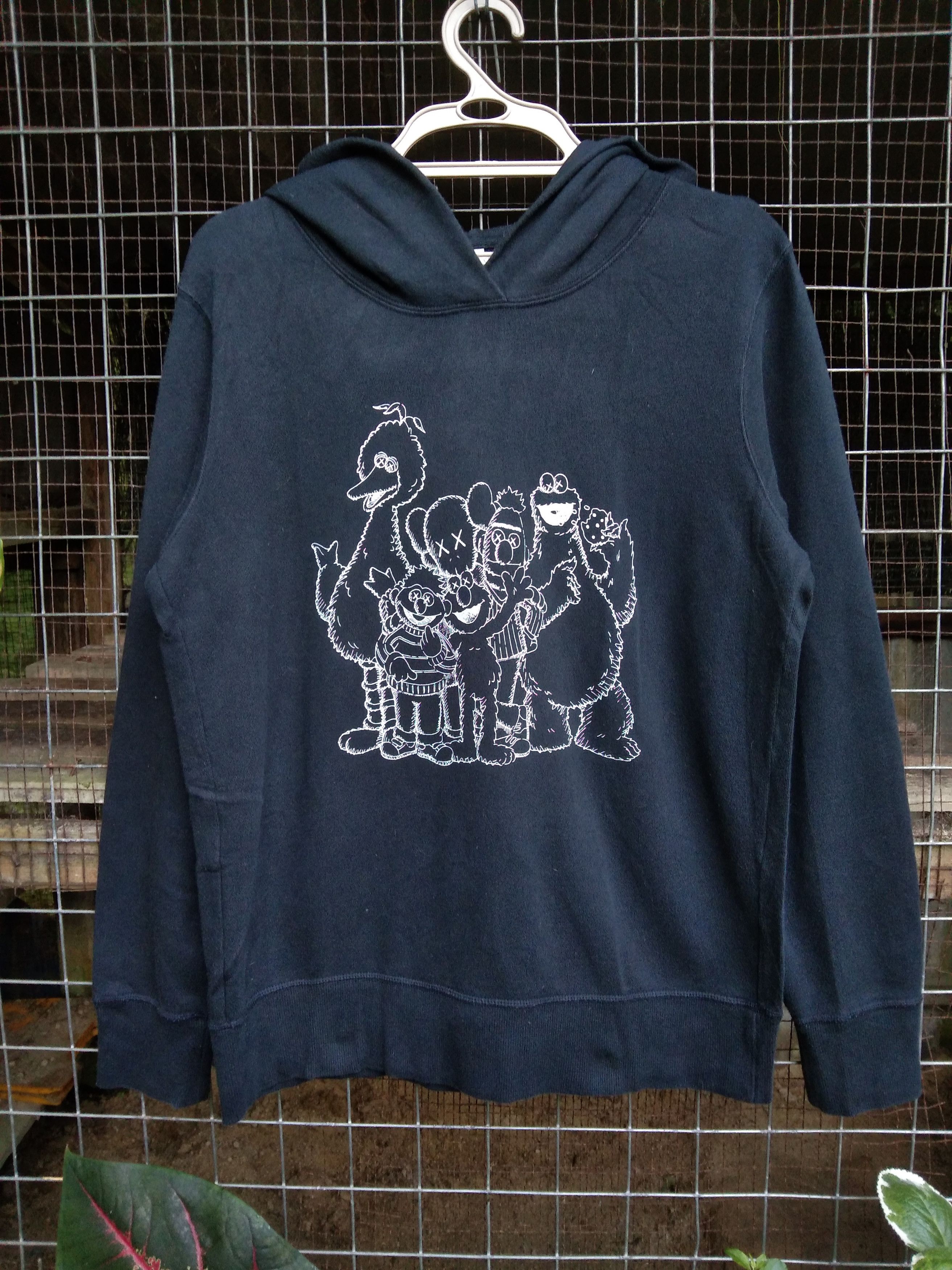 Kaws × Uniqlo VINTAGE KAWS x SASAME STREET SWEATSHIRT HOODIE Size US M / EU 48-50 / 2 - 1 Thumbnail
