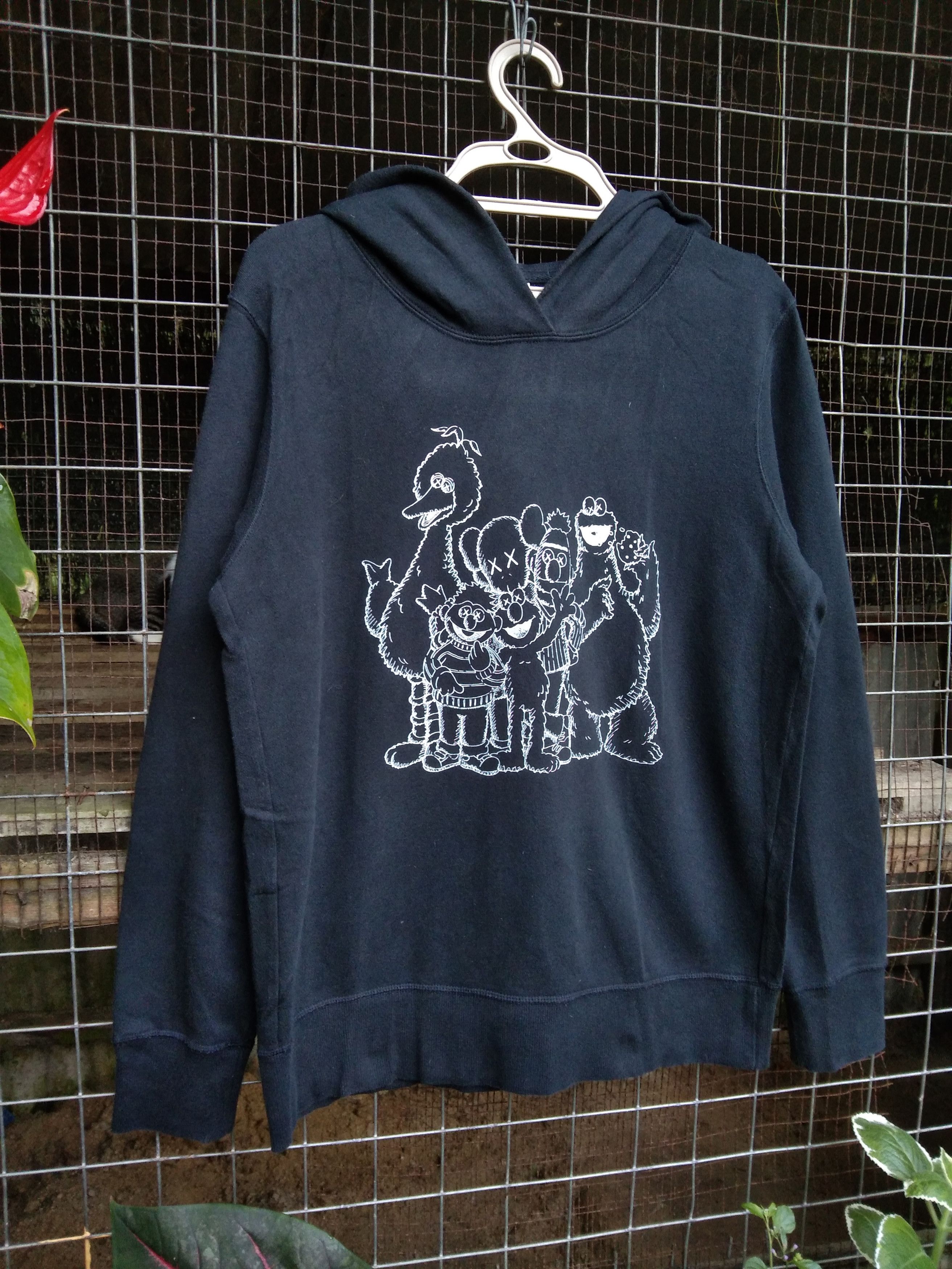 Kaws × Uniqlo VINTAGE KAWS x SASAME STREET SWEATSHIRT HOODIE Size US M / EU 48-50 / 2 - 3 Thumbnail