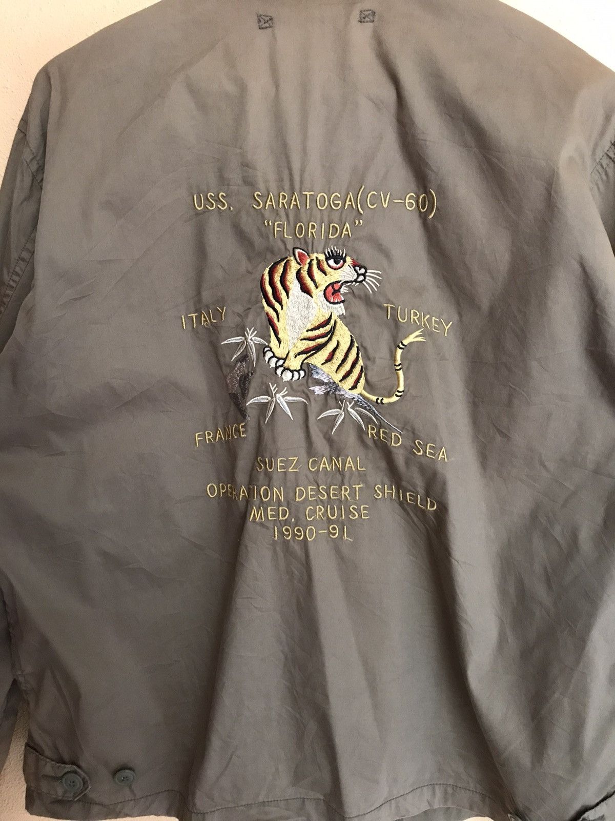 【返品?交換対象商品】 RARE VINTAGE AVIREX EMBROIDERED TIGER USS SARATOGA JACKET ジャケット・アウター