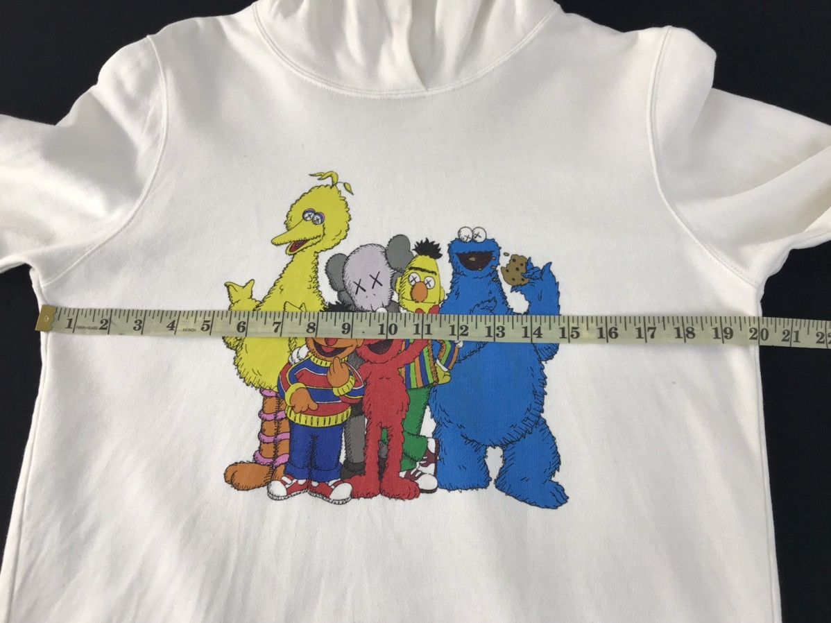 Kaws × Uniqlo Sweatshirt UT X Kaws Sesame Street One Family Hoodie Style Size US M / EU 48-50 / 2 - 9 Thumbnail