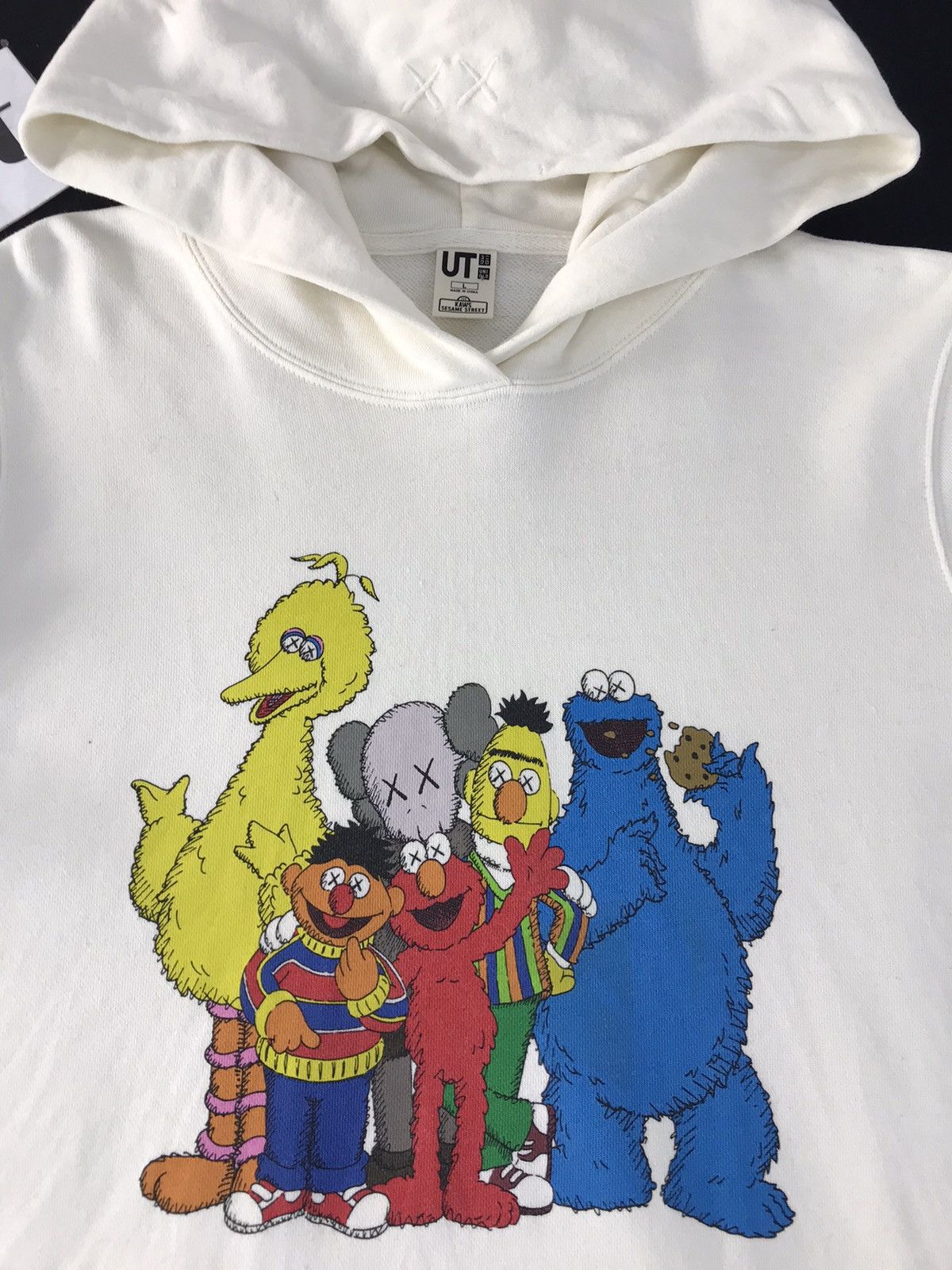 Kaws × Uniqlo Sweatshirt UT X Kaws Sesame Street One Family Hoodie Style Size US M / EU 48-50 / 2 - 4 Thumbnail